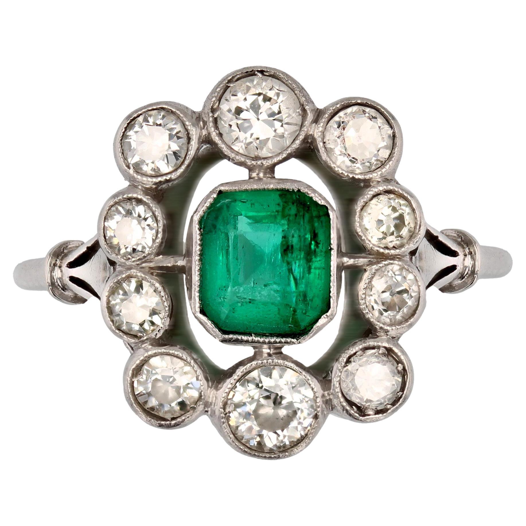 French 1925s Art Deco Emerald Diamonds Platinum Daisy Ring