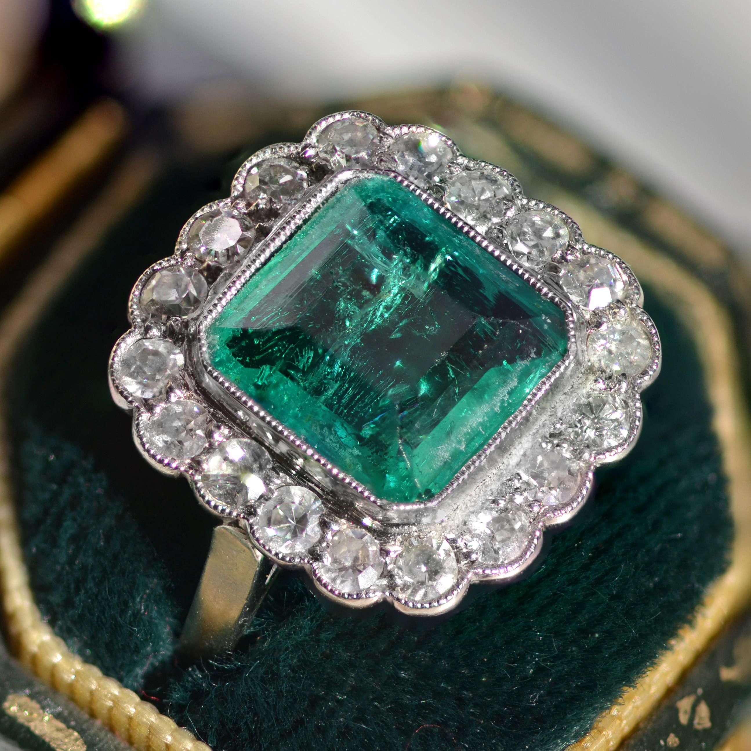 French 1925s Art Deco Insignificant Colombian Emerald Diamond Platinum Ring For Sale 4