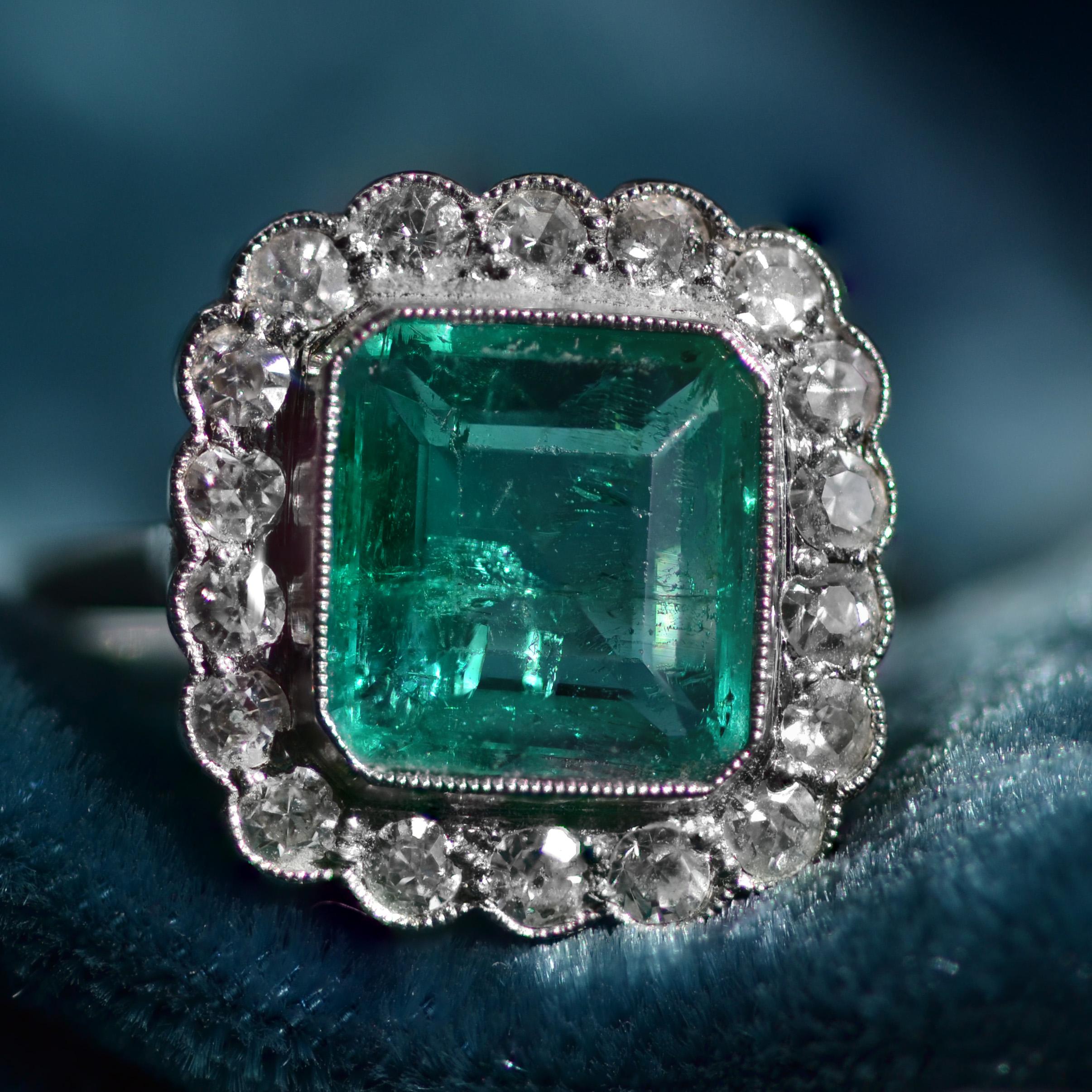 French 1925s Art Deco Insignificant Colombian Emerald Diamond Platinum Ring For Sale 3