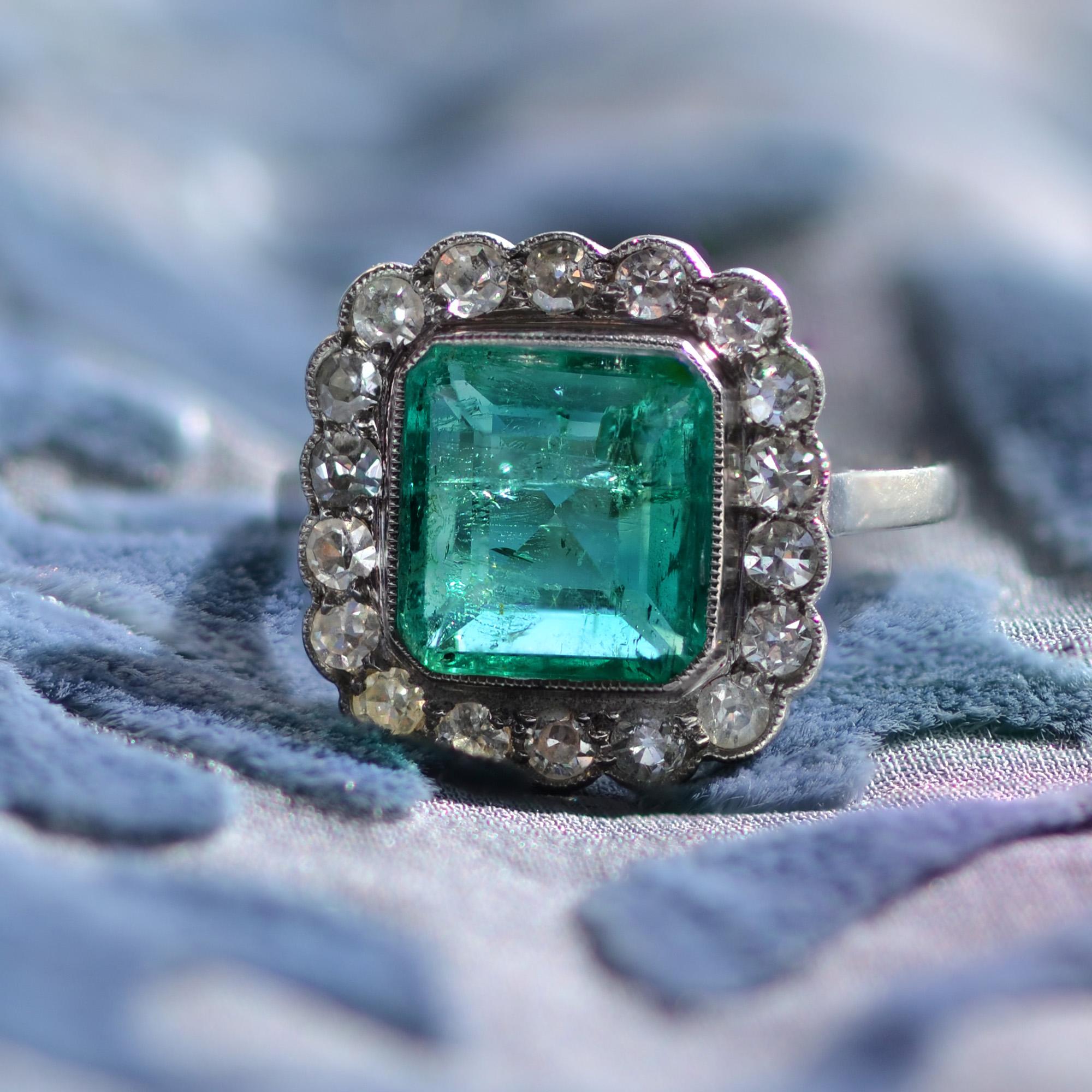 French 1925s Art Deco Insignificant Colombian Emerald Diamond Platinum Ring For Sale 5