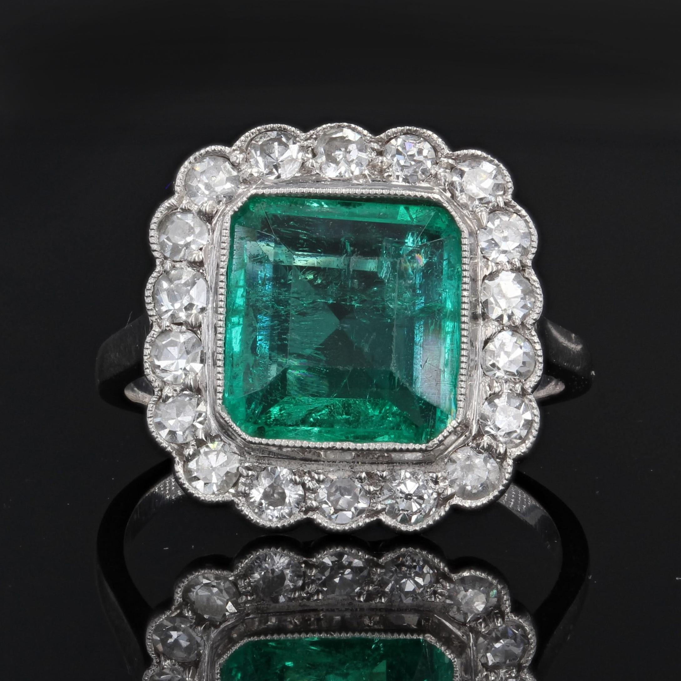 Art déco Bague Art dco franaise en platine avec diamants et meraude de Colombie, annes 1925 en vente