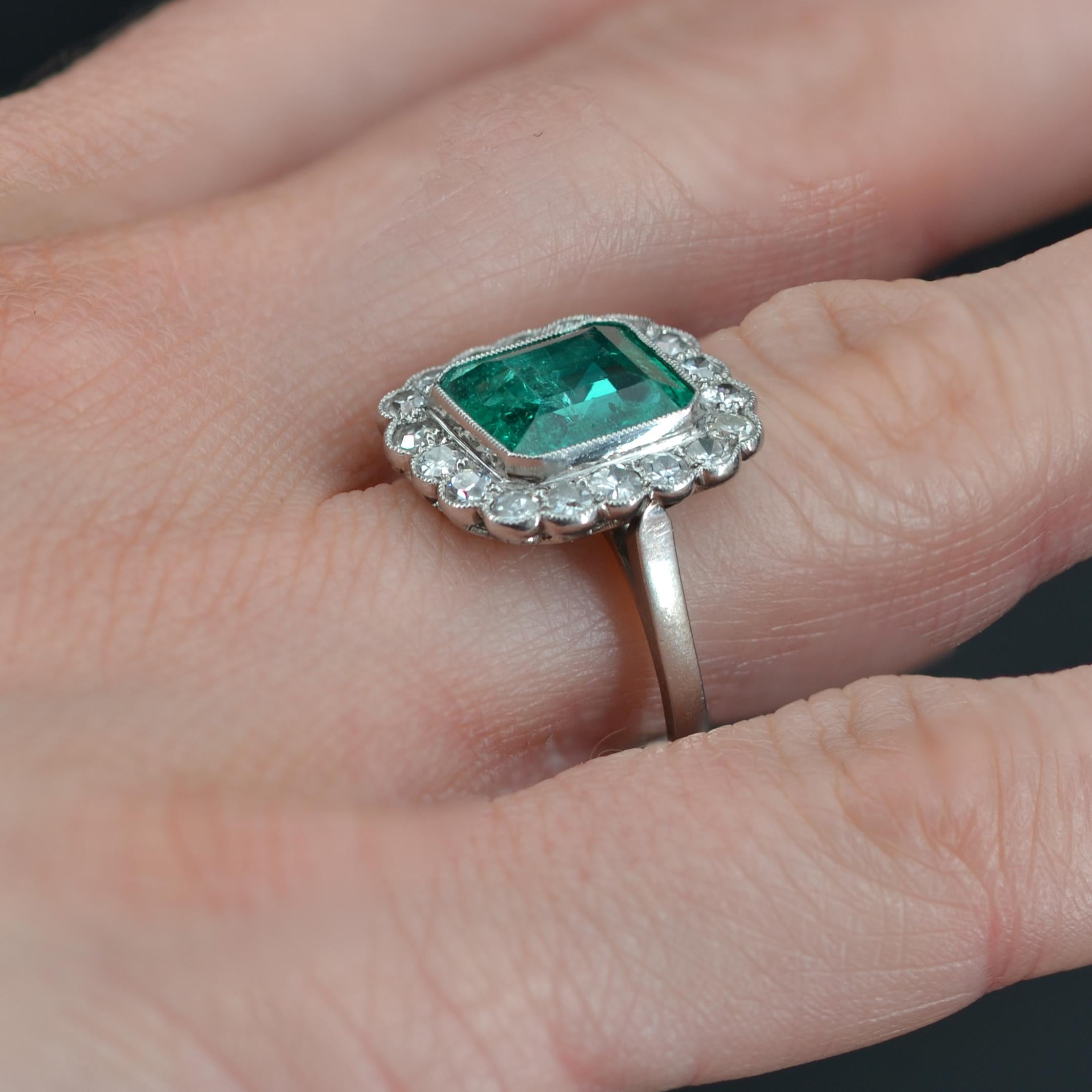 French 1925s Art Deco Insignificant Colombian Emerald Diamond Platinum Ring For Sale 2