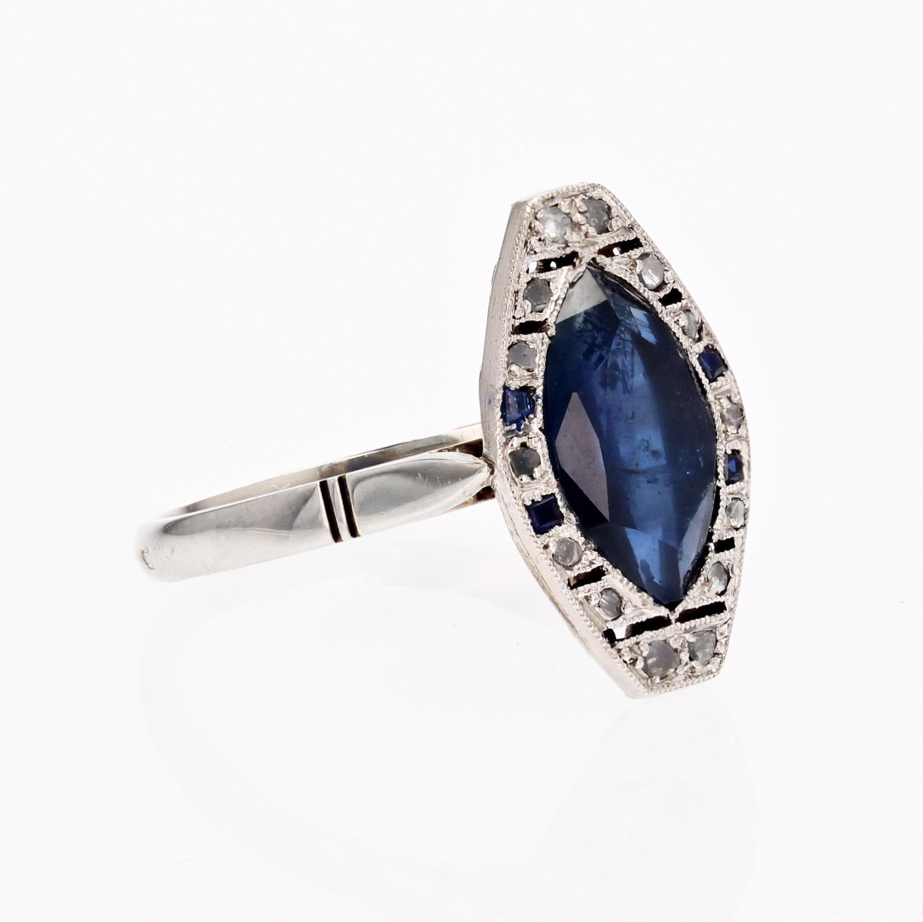 French 1925s Art Deco Sapphire Diamonds 18 Karat White Gold Shuttle Ring For Sale 3