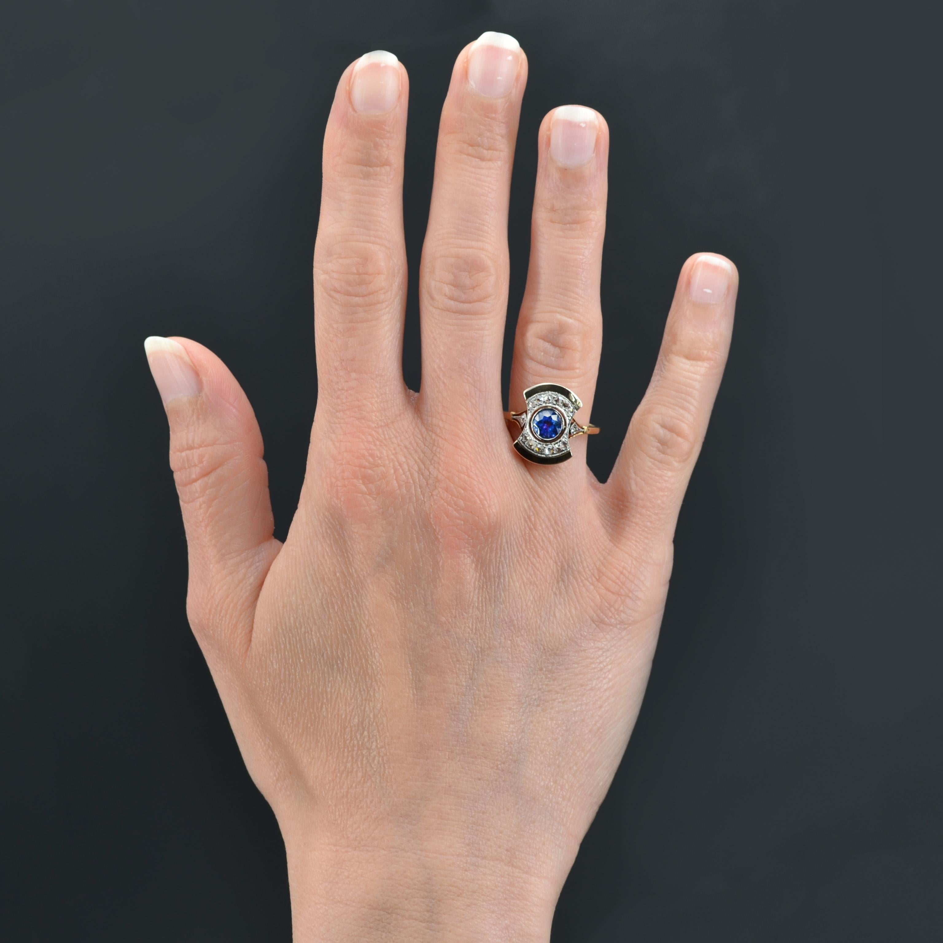 Ring aus 18 Karat Gelbgold, Adlerkopfpunze.
Magnificent Art Deco Ring, präsentiert seine Einstellung eine originelle Form geschlossen in der Mitte eines runden Saphir von einem intensiven Blau, unterstrichen durch rosa Diamanten und zwei Kurven aus
