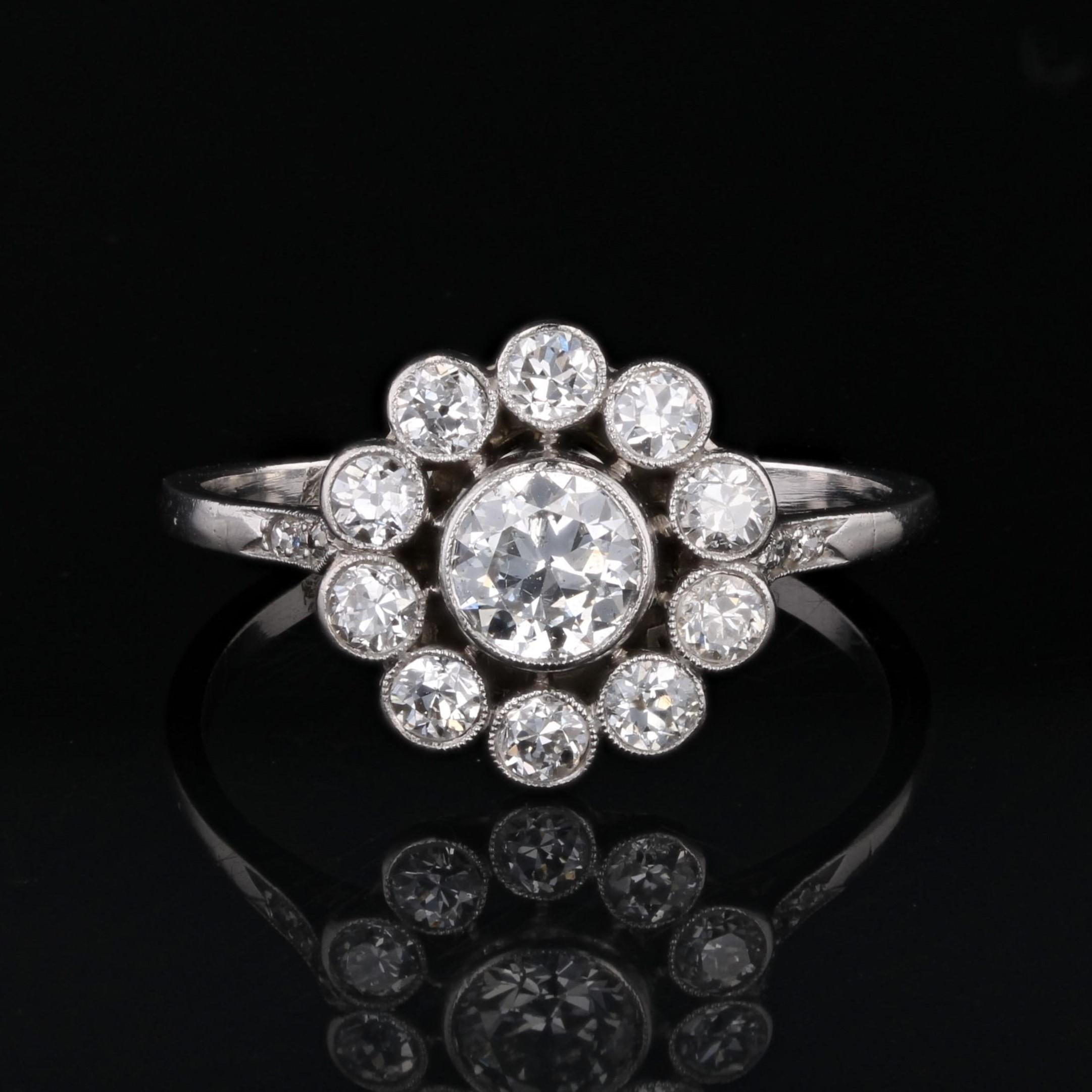 Französischer 1925er Diamant Platin Daisy Cluster Ring (Art déco) im Angebot