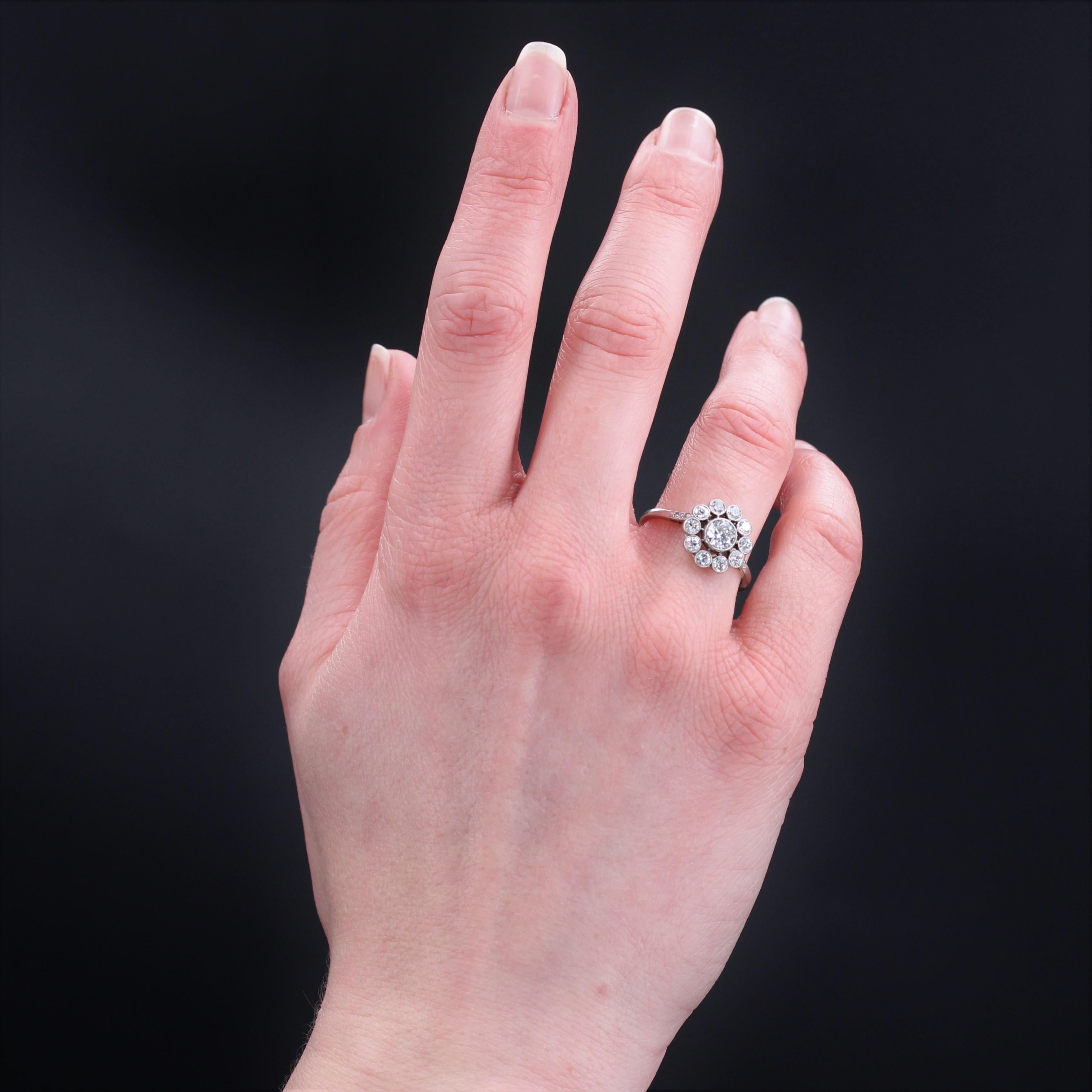 Französischer 1925er Diamant Platin Daisy Cluster Ring (Brillantschliff) im Angebot