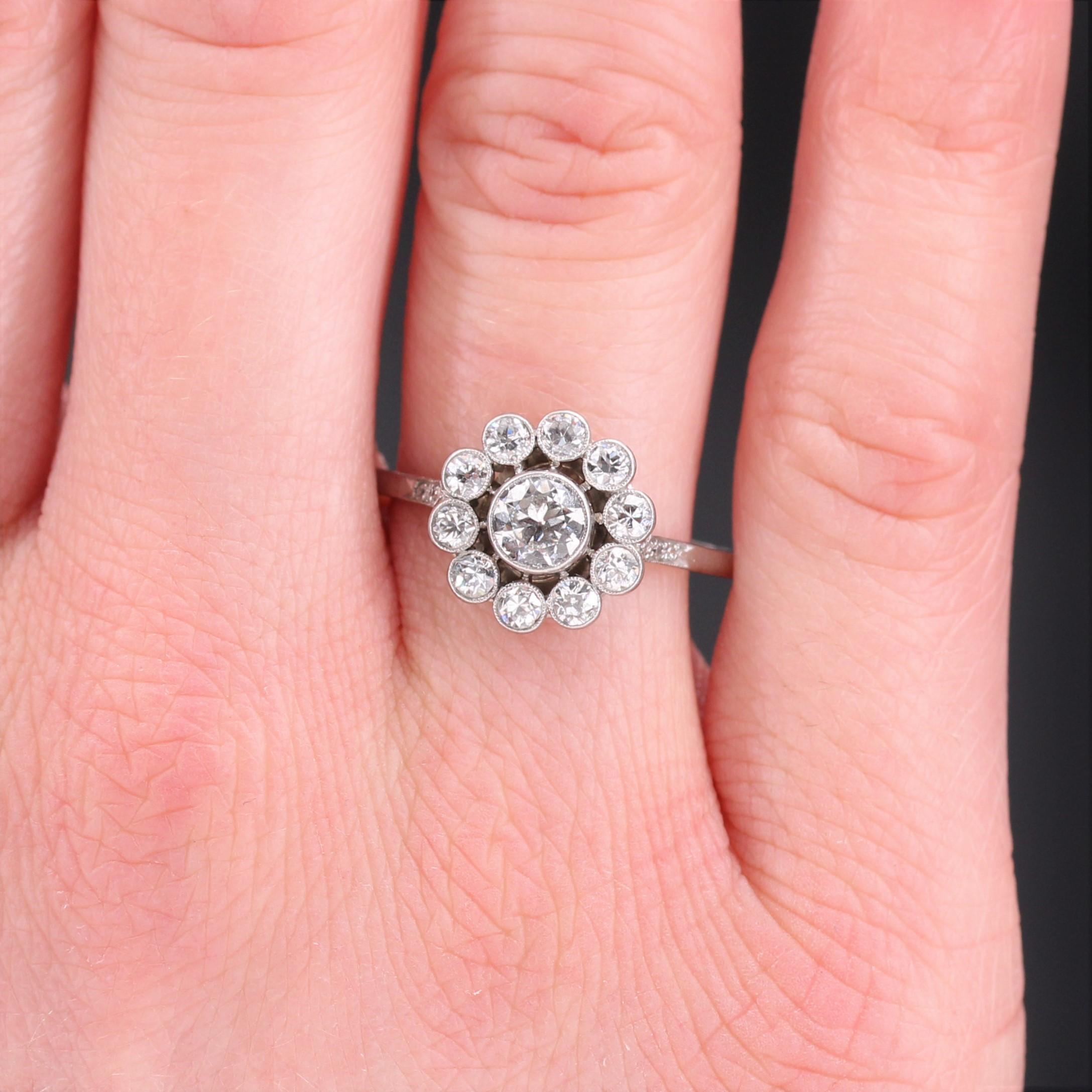 French 1925s Diamond Platinum Daisy Cluster Ring In Good Condition For Sale In Poitiers, FR
