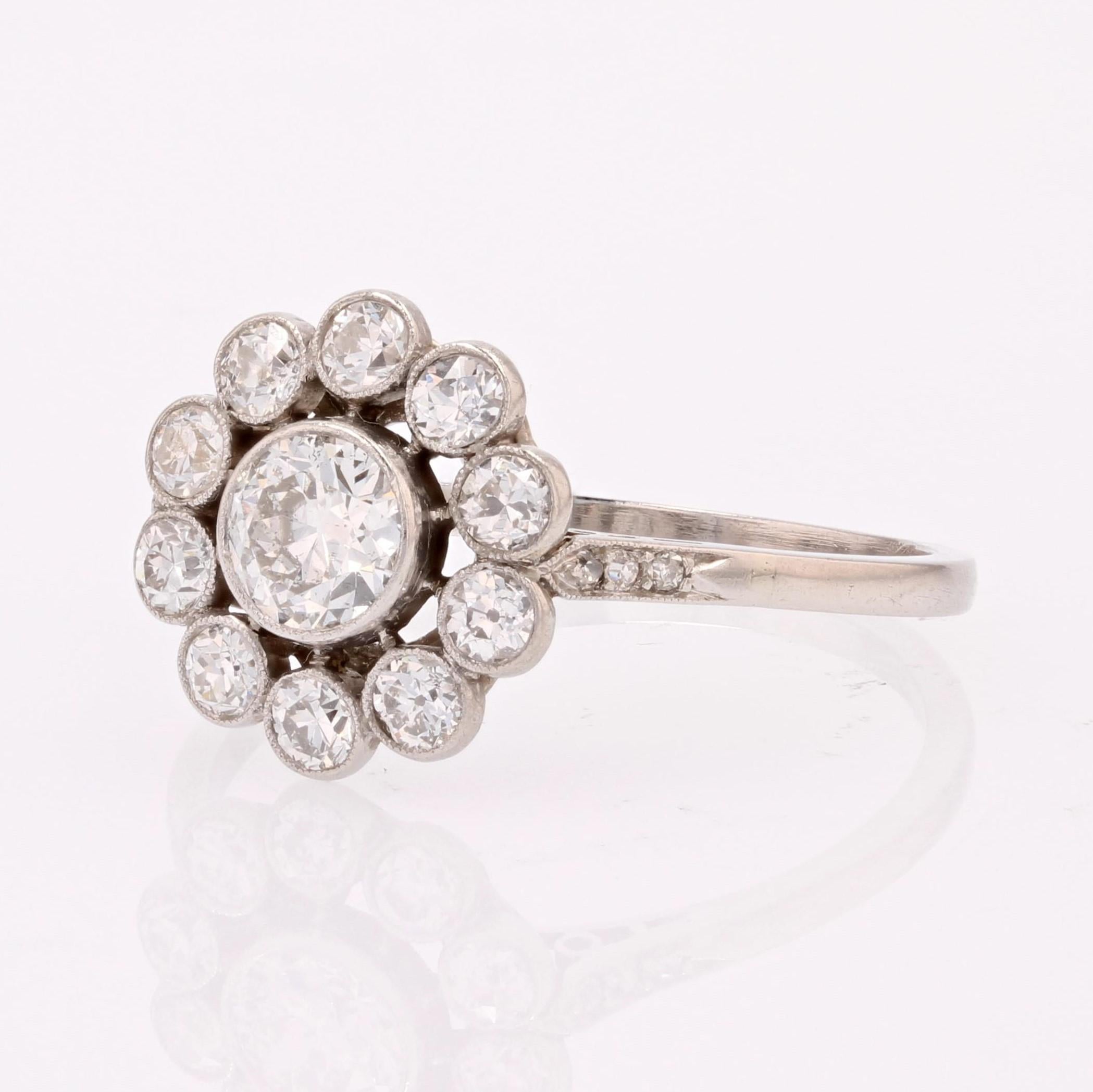 Französischer 1925er Diamant Platin Daisy Cluster Ring im Angebot 1