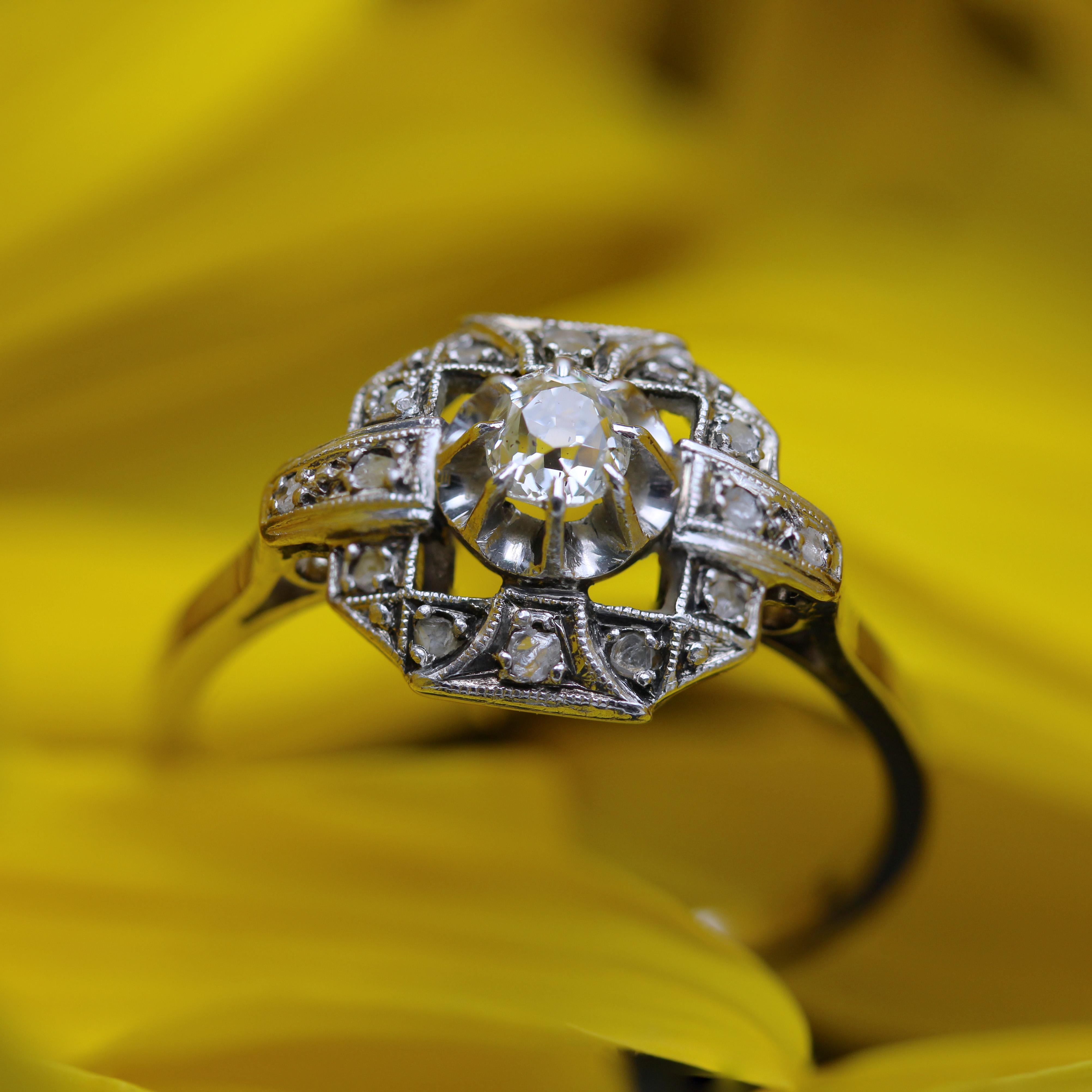 Französischer 1925er Diamanten 18 Karat Weißgold Platin Art Deco Ring im Angebot 3