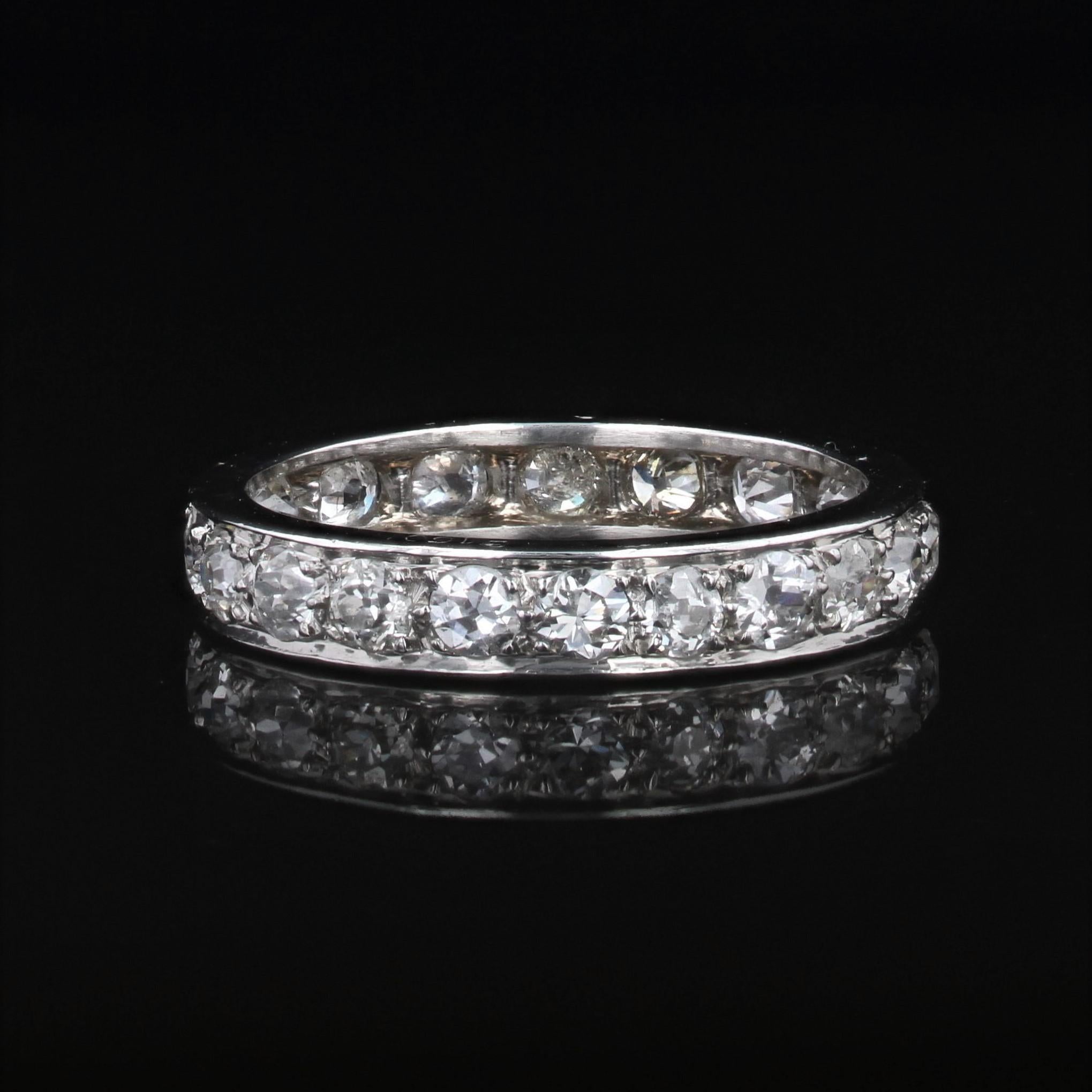 Platin-Hochzeitsring mit Diamanten aus den 1925er Jahren Damen im Angebot