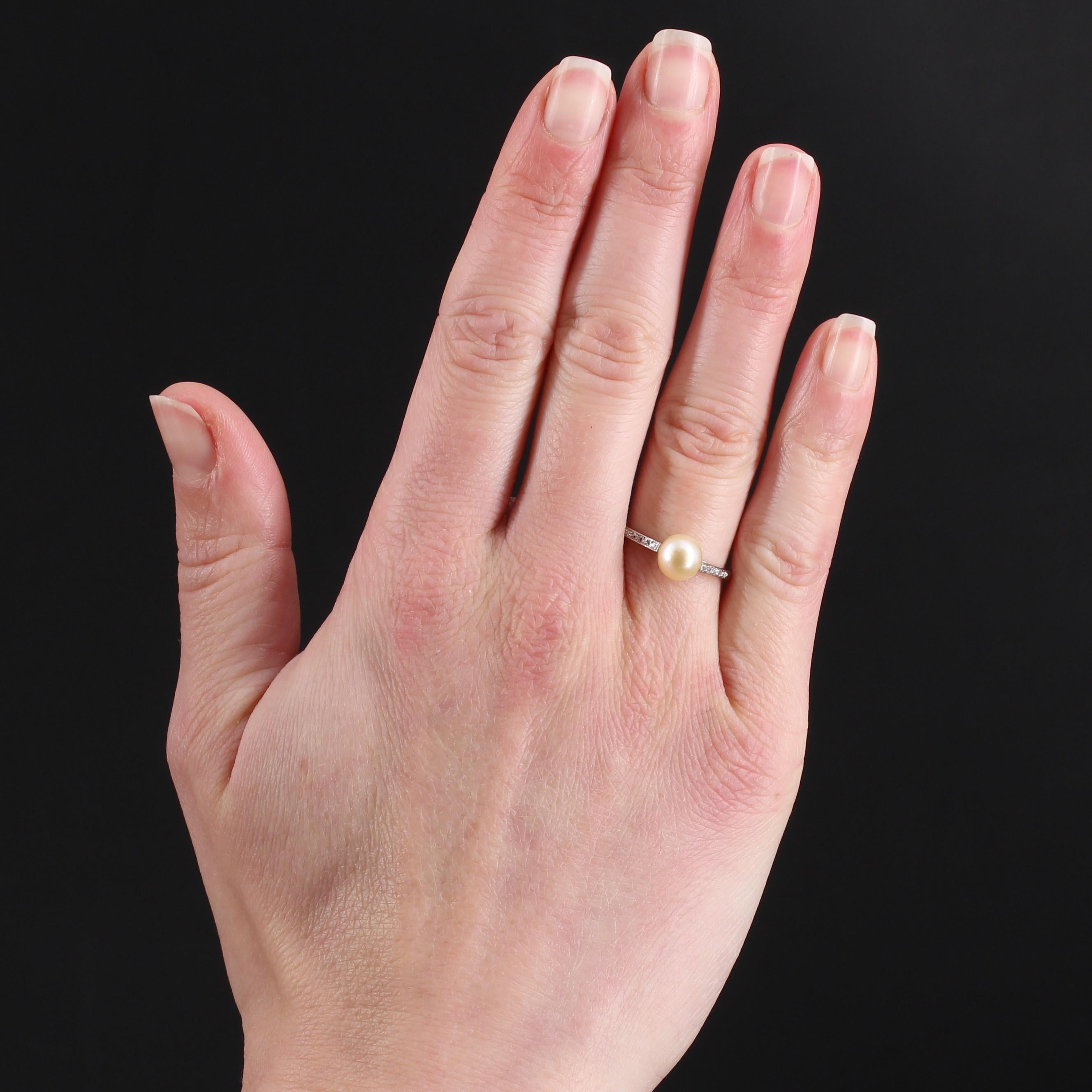 Platinring, Hundekopfpunze.
Charmante antike Art Deco Ring ist es auf der Oberseite mit einer goldenen Perle verziert angeblich fein. Auf beiden Seiten ist der Ringanfang mit 2x5 antiken Diamanten im Brillantschliff verziert. Die Perle wird von