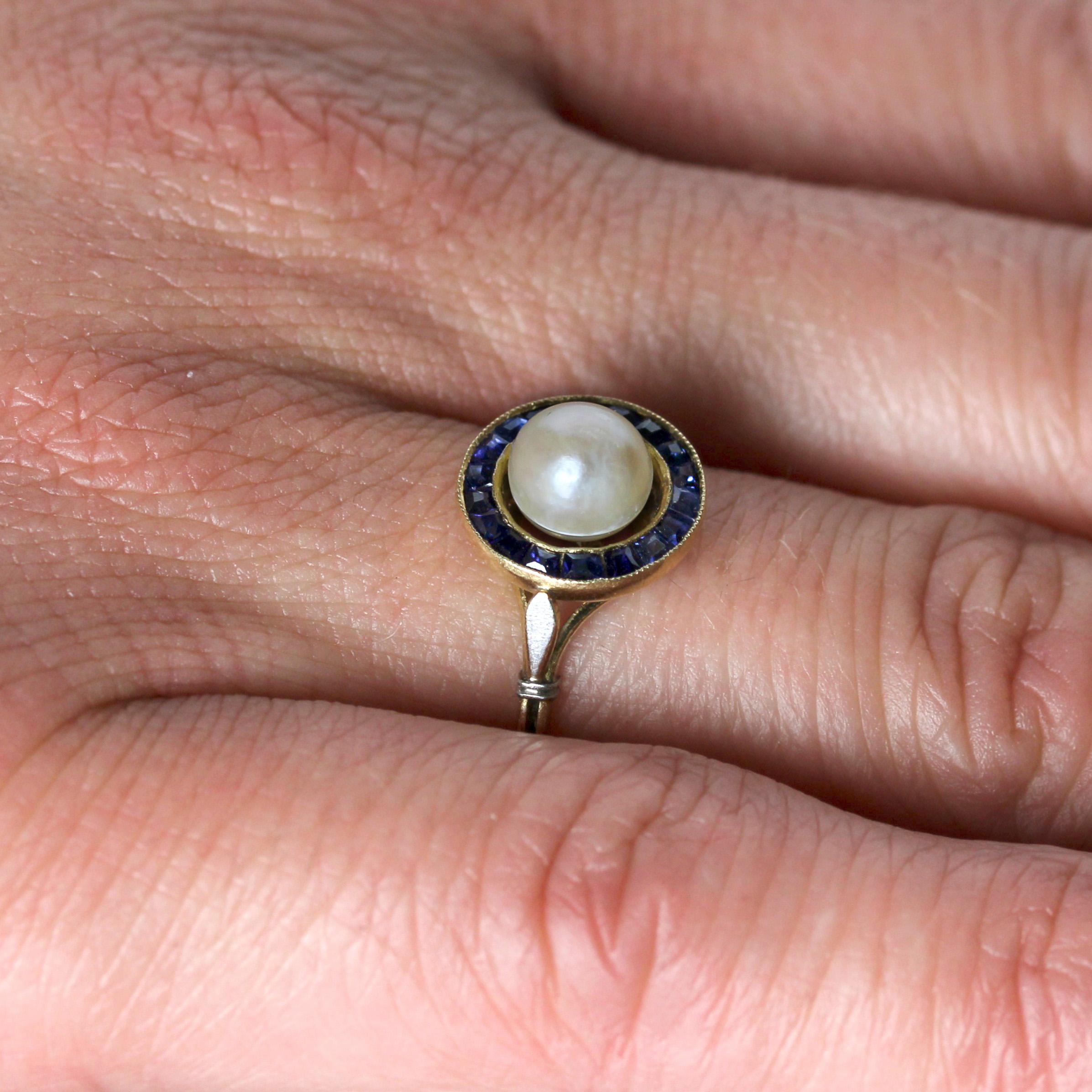 French 1925s Mabe Pearl Calibrated Blue Gems 18 Karat Yellow Gold Ring im Angebot 6