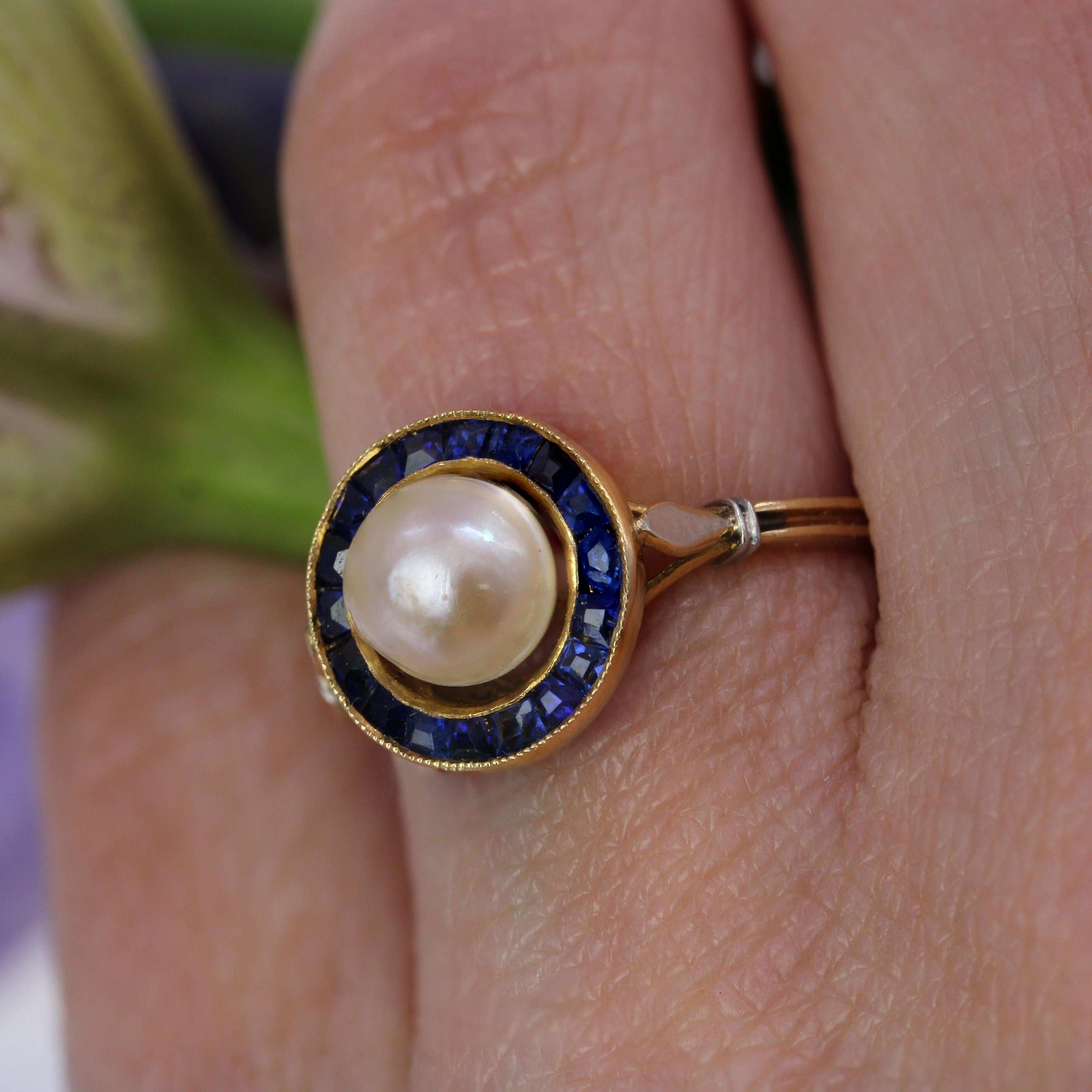 French 1925s Mabe Pearl Calibrated Blue Gems 18 Karat Yellow Gold Ring im Angebot 8
