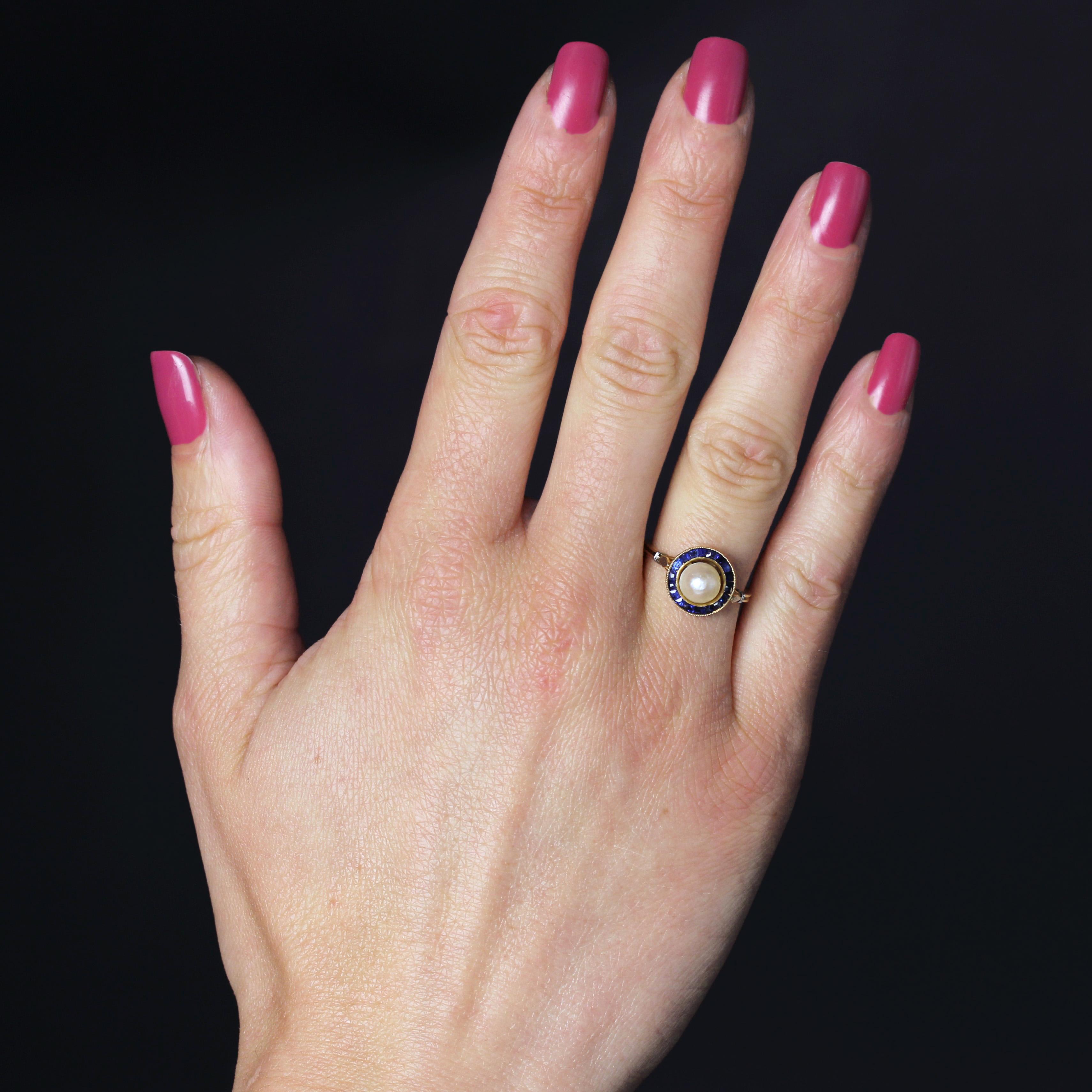 Ring in 18 karat yellow gold, eagle head hallmark.
Delightful round-shaped antique ring set with a Mabé pearl surrounded by calibrated synthetic sapphires.
Height : 11 mm approximately, width : 11 mm approximately, thickness : 7 mm approximately,