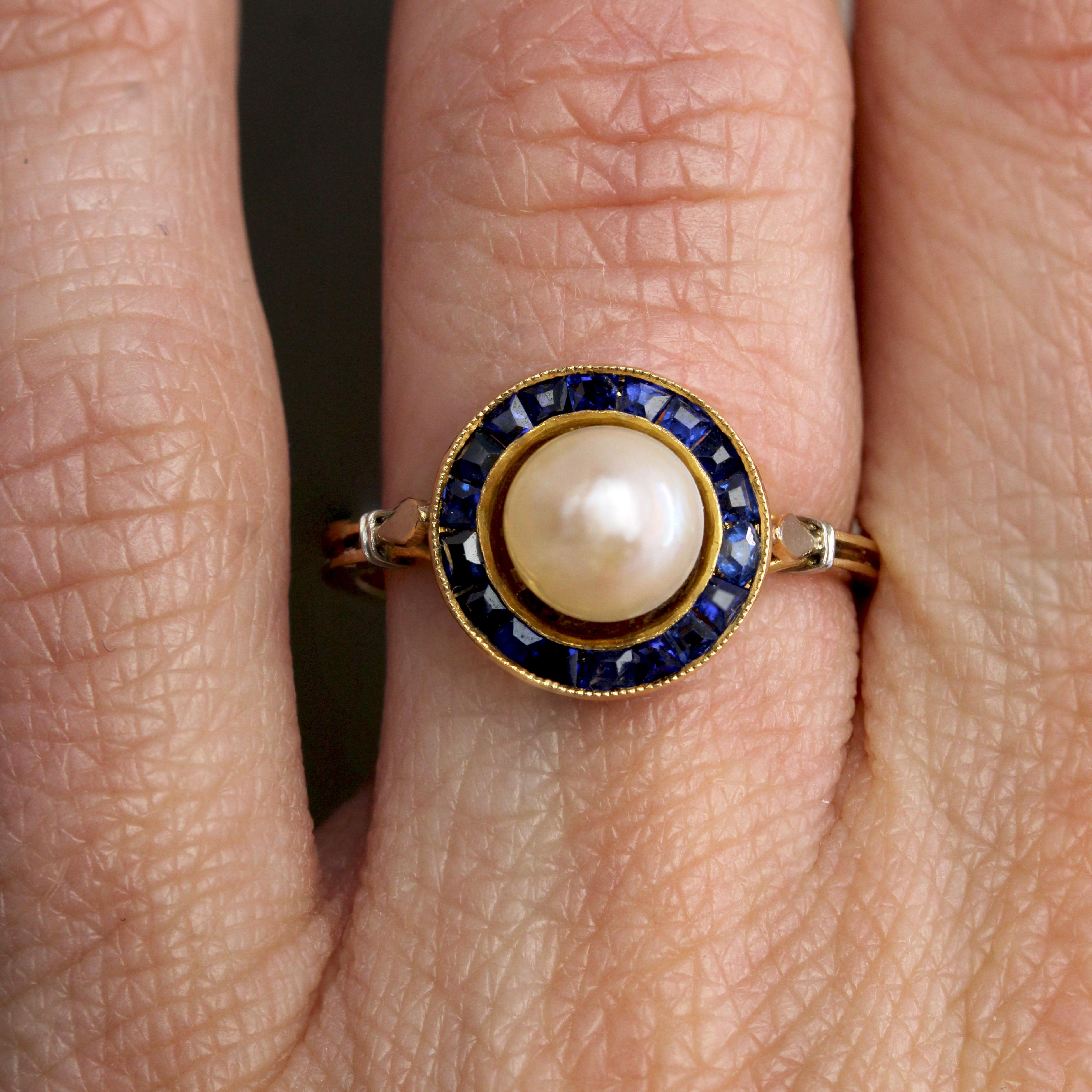 French 1925s Mabe Pearl Calibrated Blue Gems 18 Karat Yellow Gold Ring Damen im Angebot