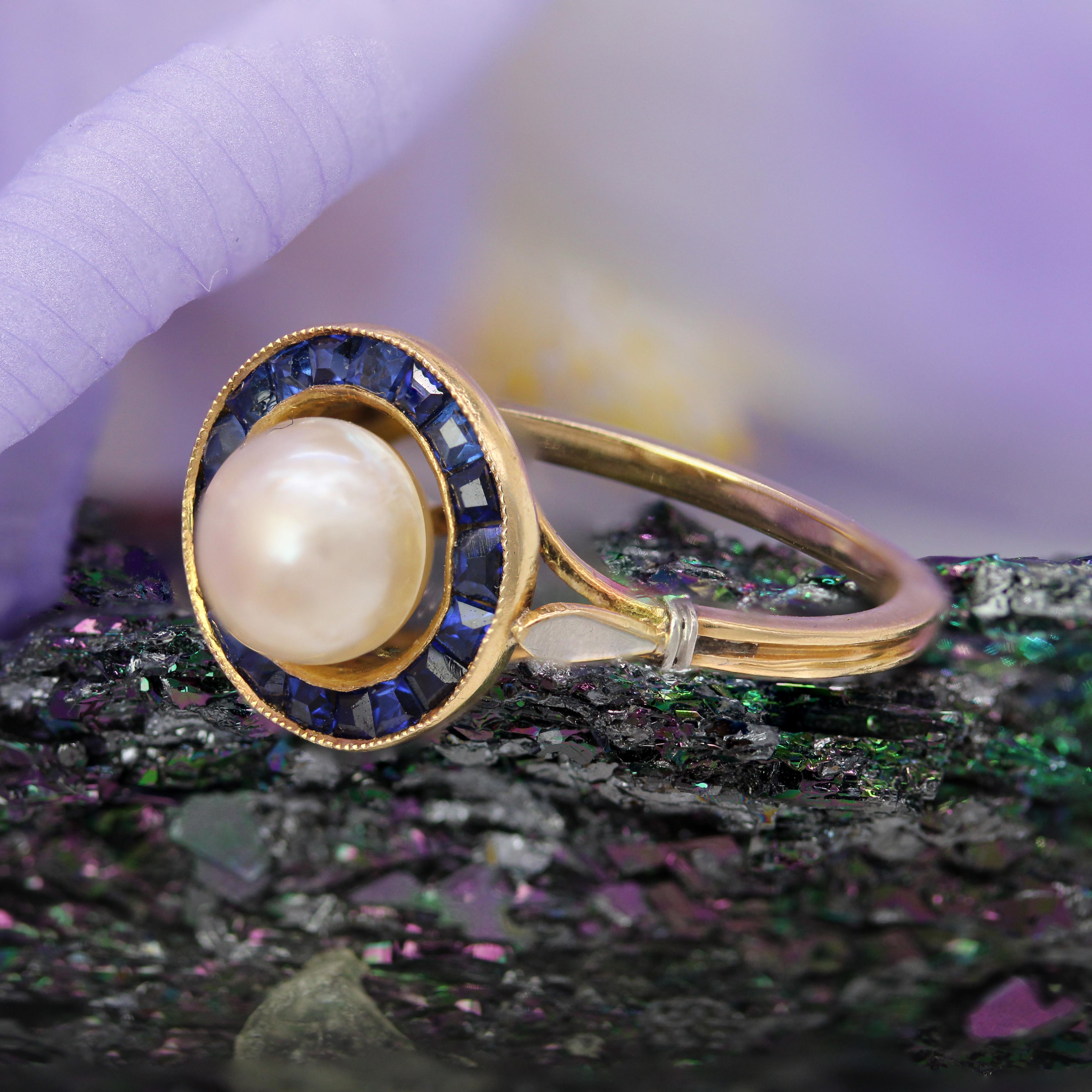 French 1925s Mabe Pearl Calibrated Blue Gems 18 Karat Yellow Gold Ring im Angebot 2