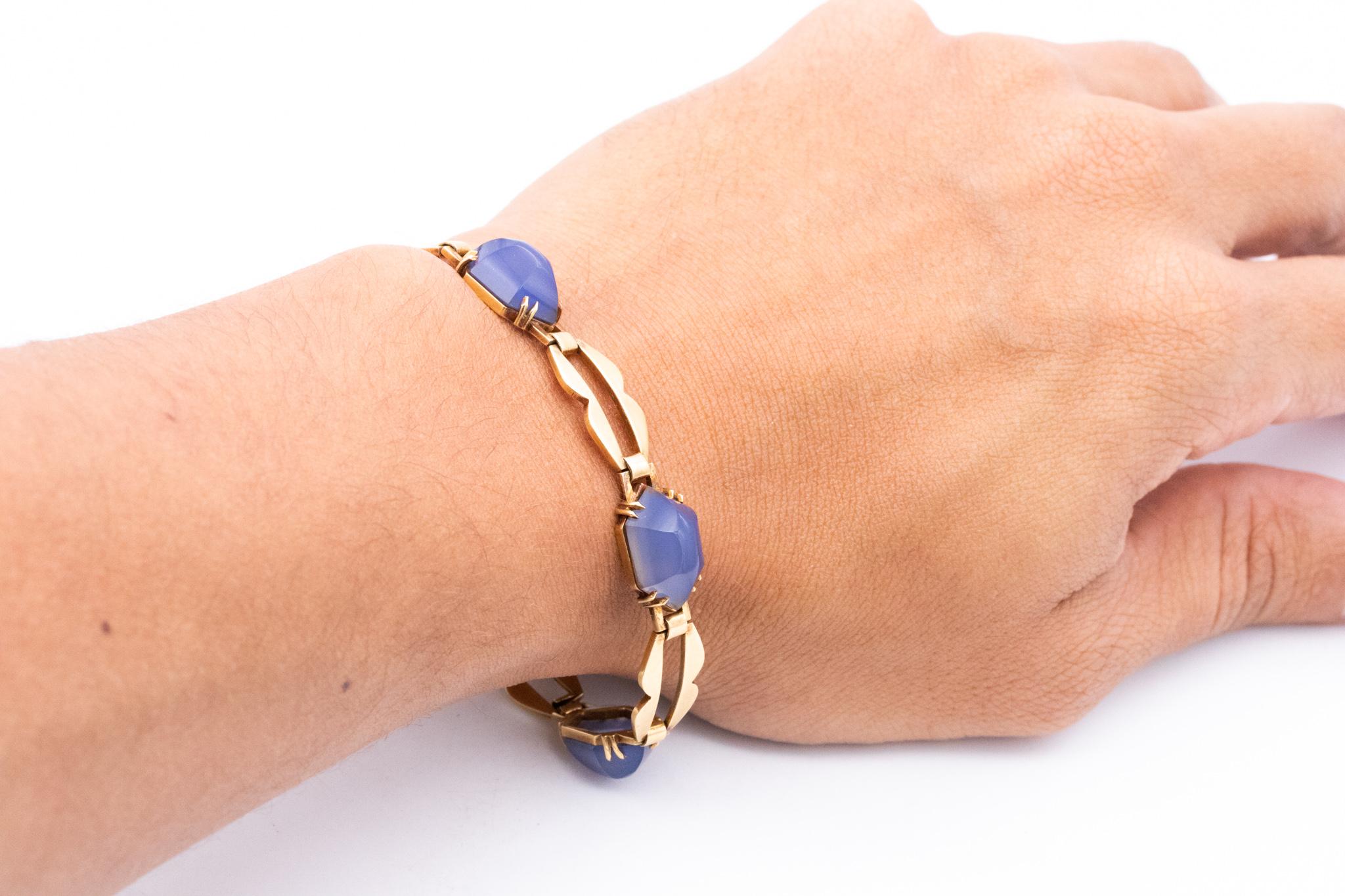 French 1930 Art Deco Bracelet In 18Kt Yellow Gold With 35 Cts Of Blue Chalcedony In Excellent Condition In Miami, FL