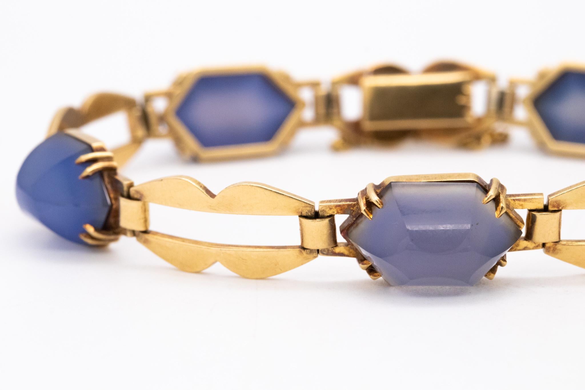 French 1930 Art Deco Bracelet In 18Kt Yellow Gold With 35 Cts Of Blue Chalcedony For Sale 3