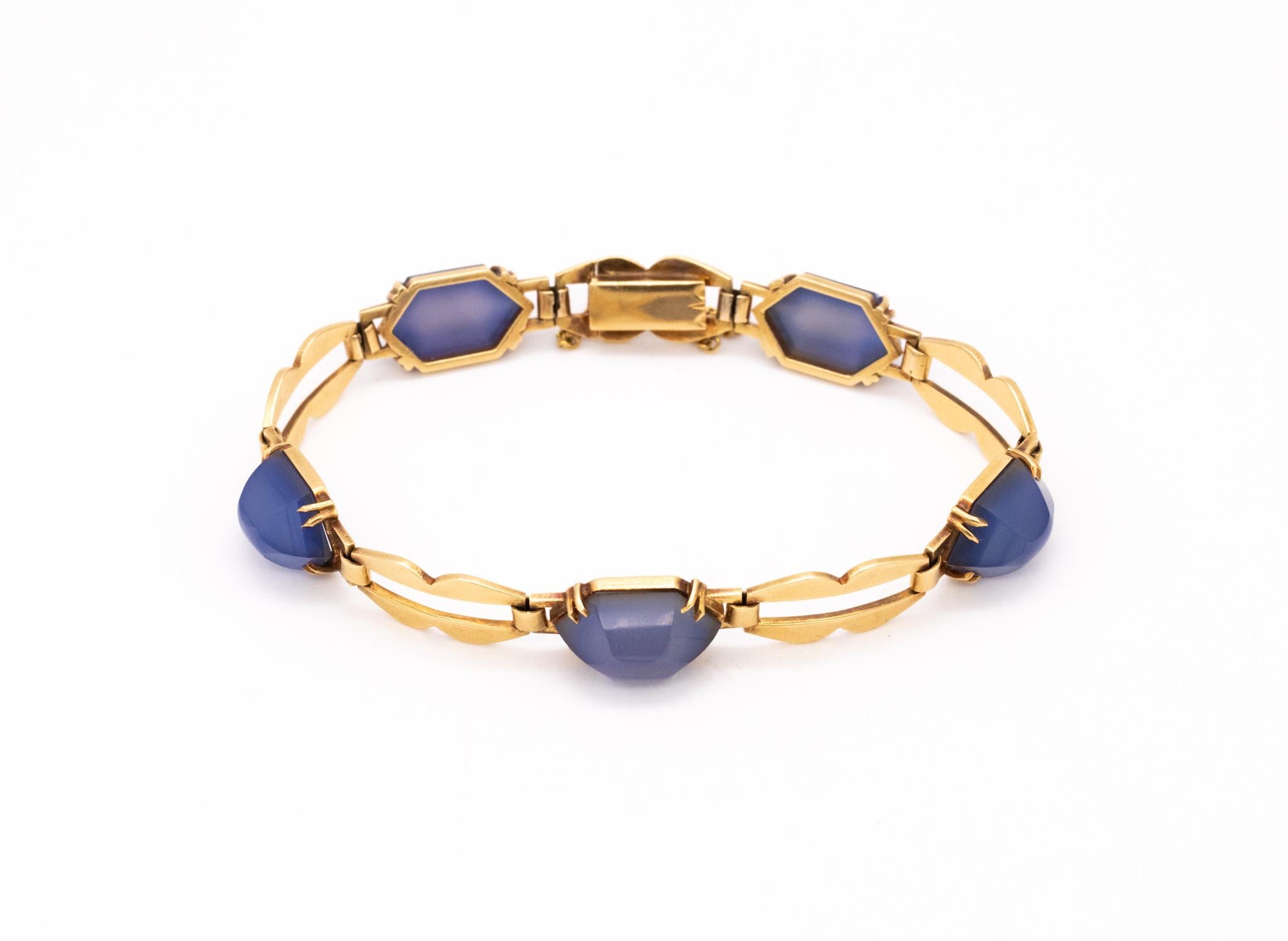 French 1930 Art Deco Bracelet In 18Kt Yellow Gold With 35 Cts Of Blue Chalcedony For Sale 4