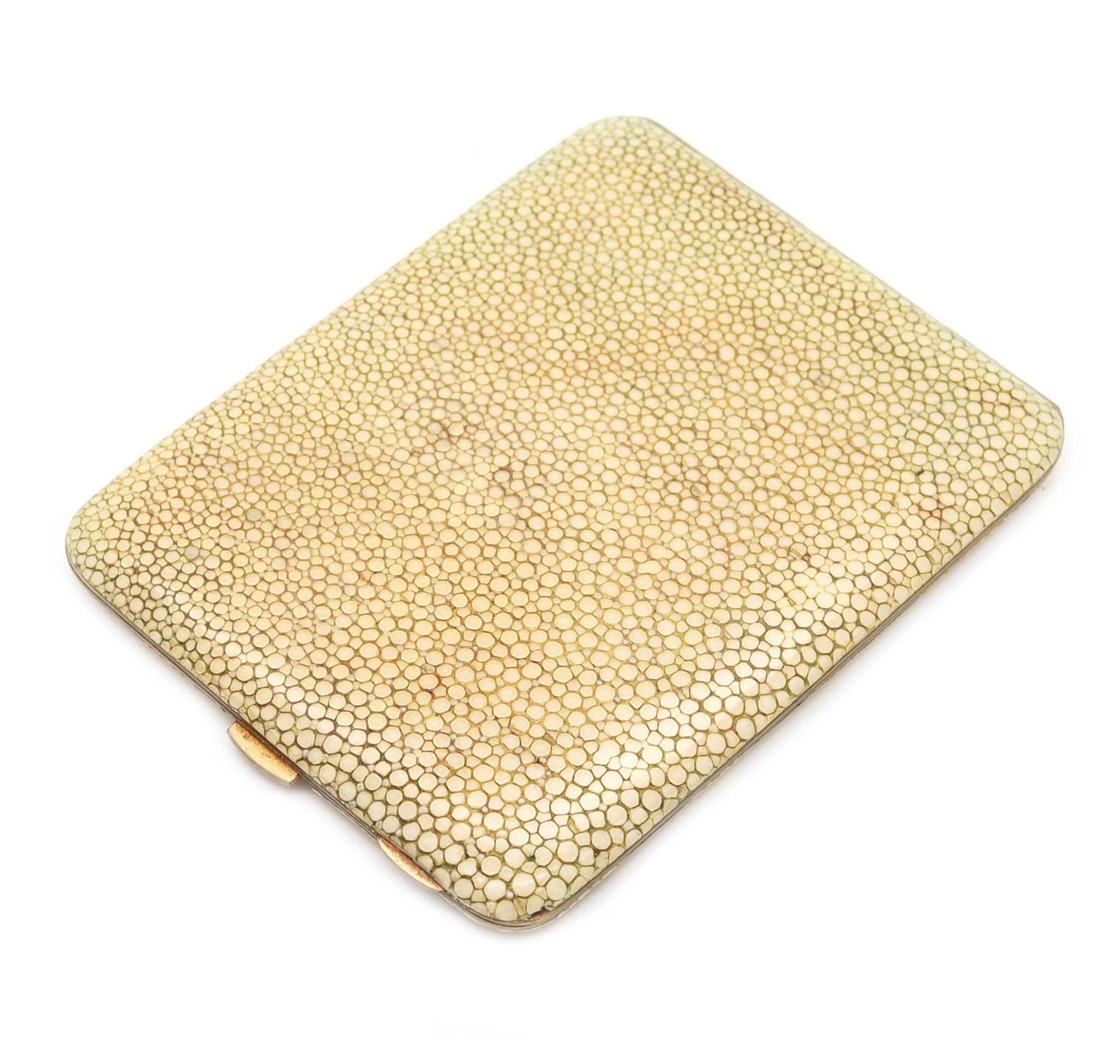 FRENCH 1930 Art Deco Cigarette Case In Gilt Bronze And Shagreen Patterns im Angebot