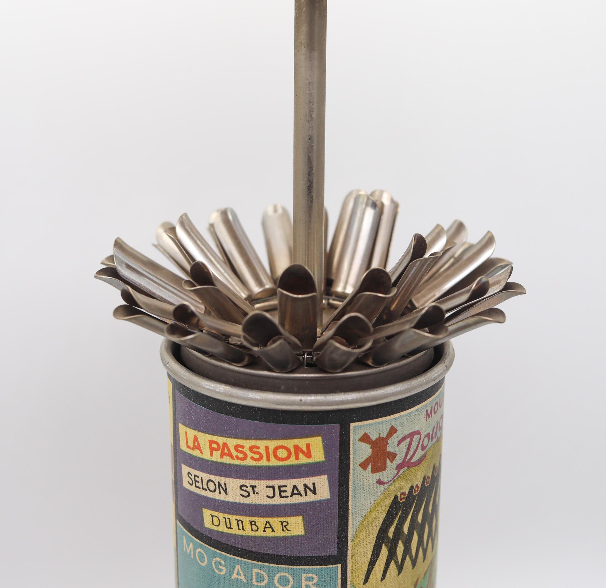 Art déco Boîte mécanique d'un kiosque parisien à cigarettes Art Déco de 1930