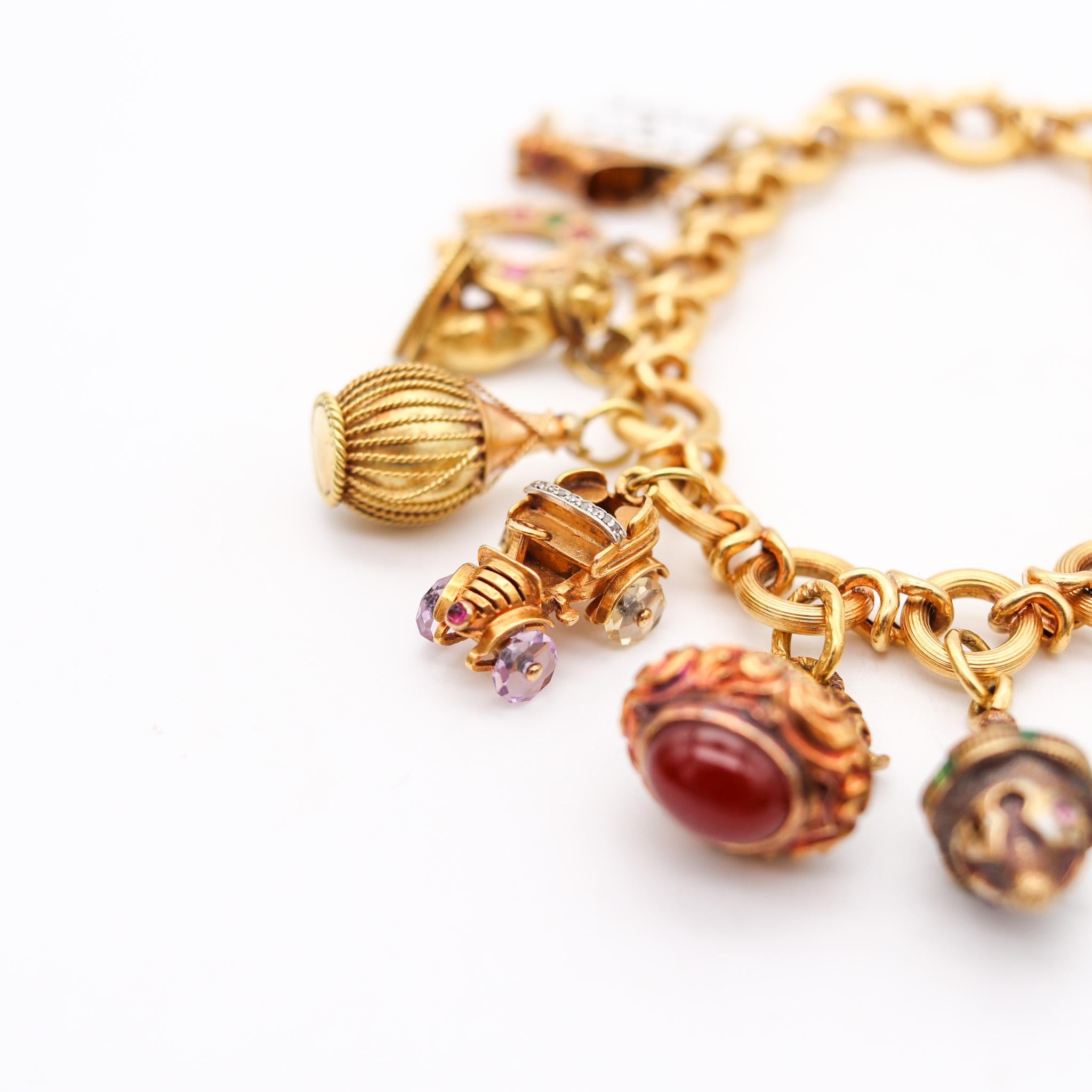 Taille ronde Bracelet à maillons torsadés Art déco français de 1930 avec 14 breloques en or massif 18 carats en vente