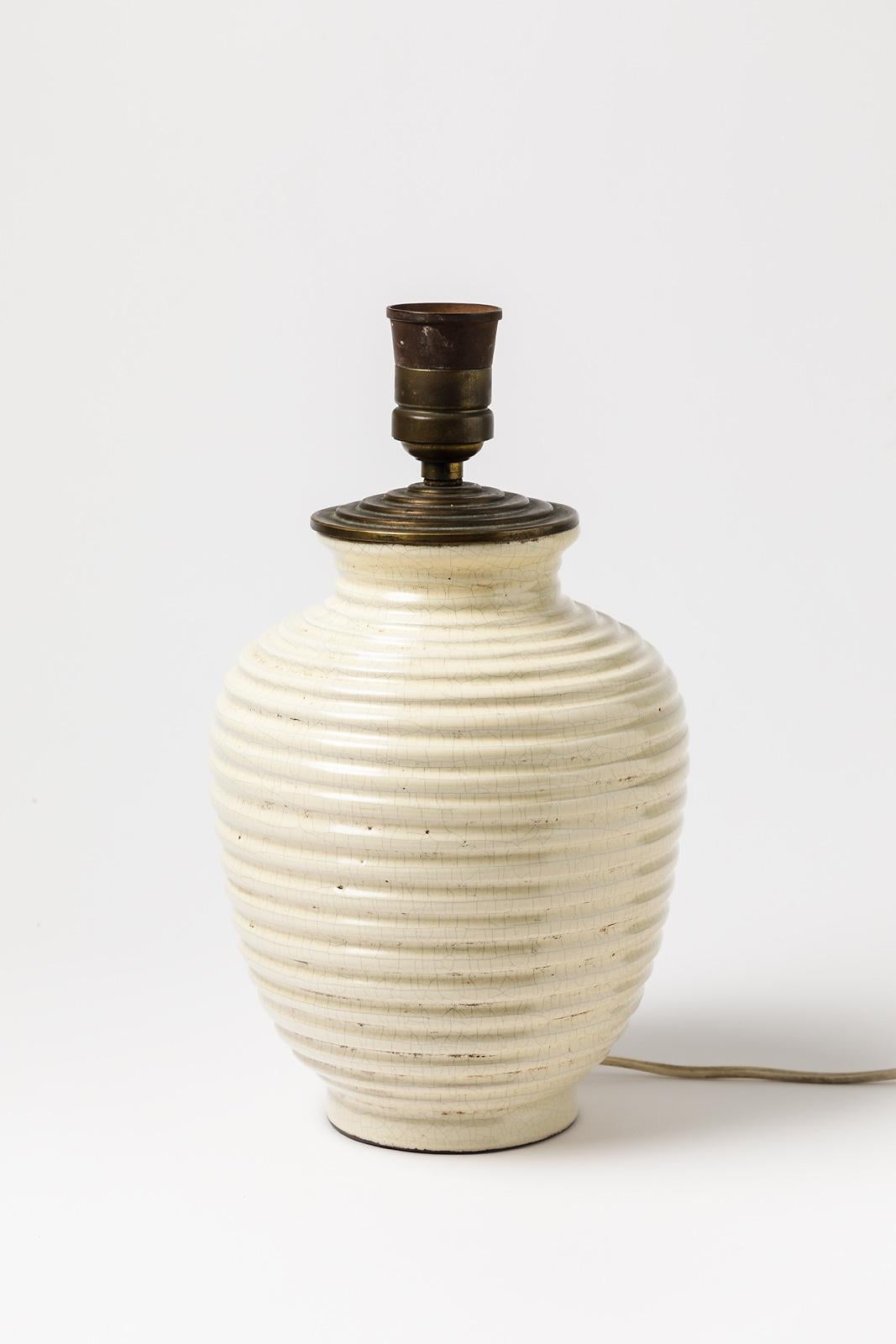 Weiße Keramik-Tischlampe im Art-déco-Stil von Jean Besnard aus dem Jahr 1930 (Art déco) im Angebot