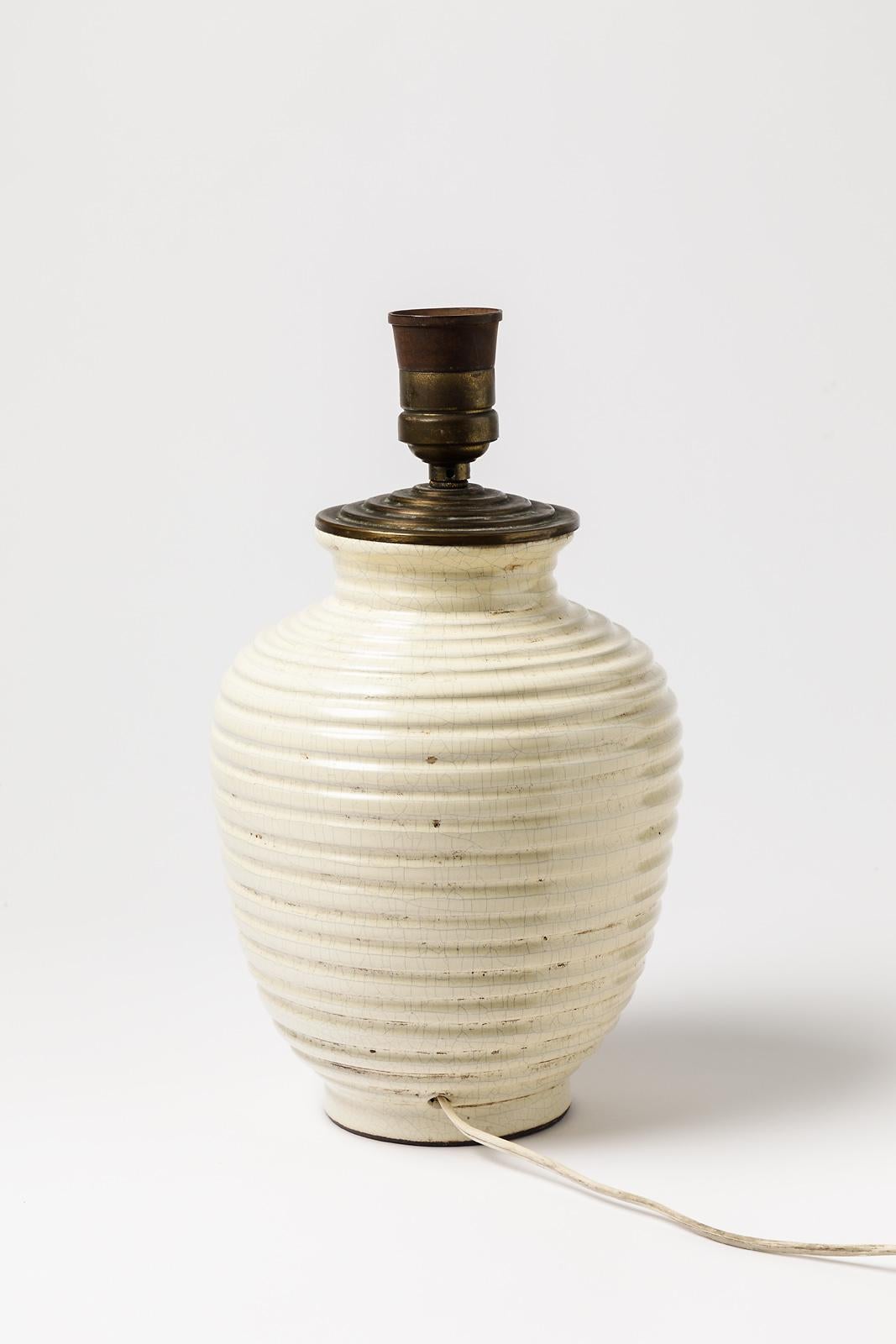 Weiße Keramik-Tischlampe im Art-déco-Stil von Jean Besnard aus dem Jahr 1930 (Französisch) im Angebot