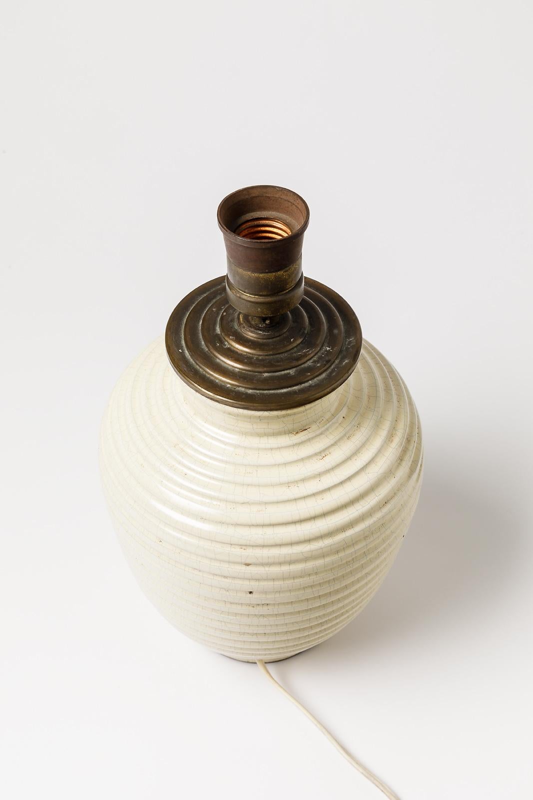 Weiße Keramik-Tischlampe im Art-déco-Stil von Jean Besnard aus dem Jahr 1930 (20. Jahrhundert) im Angebot