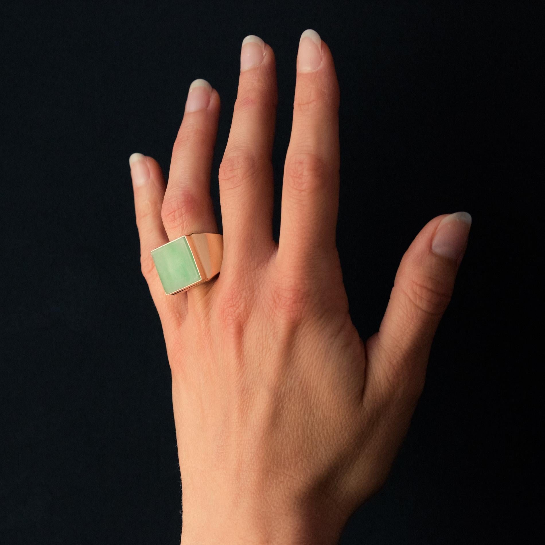 French 1930s 12 Carat Jade 18 Karat Yellow Gold Men's Signet Ring 3
