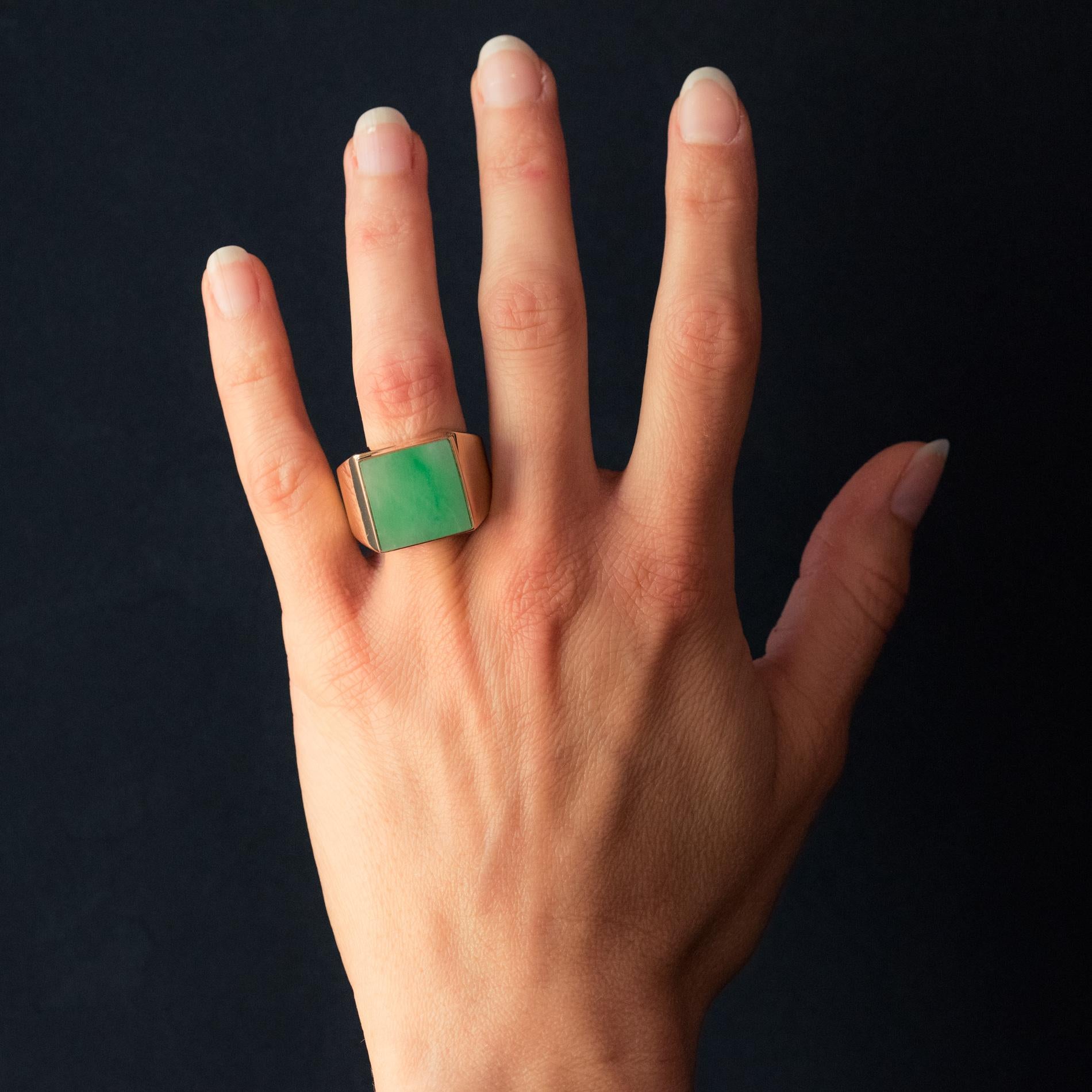 Ring in 18 karat yellow gold, eagle's head hallmark.
Important signet ring, it is set on its top within a square setting, a jadelite jade.
Total weight of jade: approximately 12 carats.
Height: 1.62 cm, width: 1.58 cm, thickness: 5.7 mm, width of
