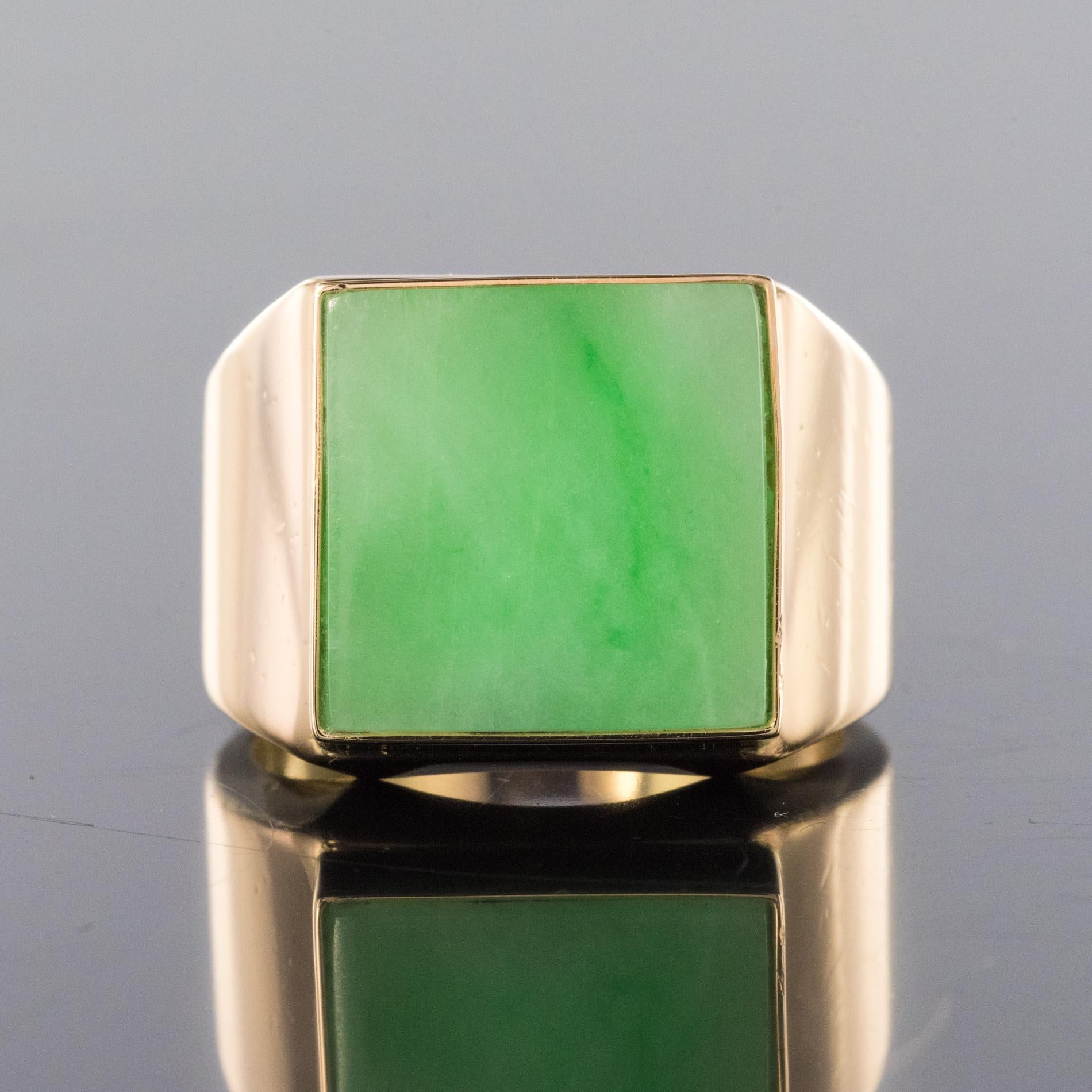 French 1930s 12 Carat Jade 18 Karat Yellow Gold Men's Signet Ring In Excellent Condition In Poitiers, FR