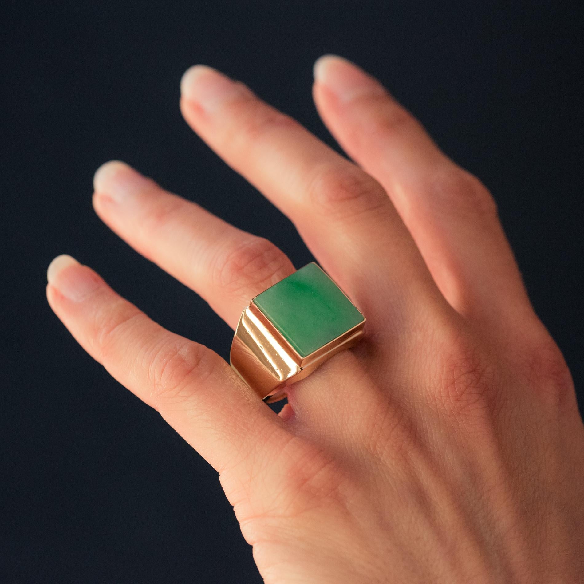 French 1930s 12 Carat Jade 18 Karat Yellow Gold Men's Signet Ring 1