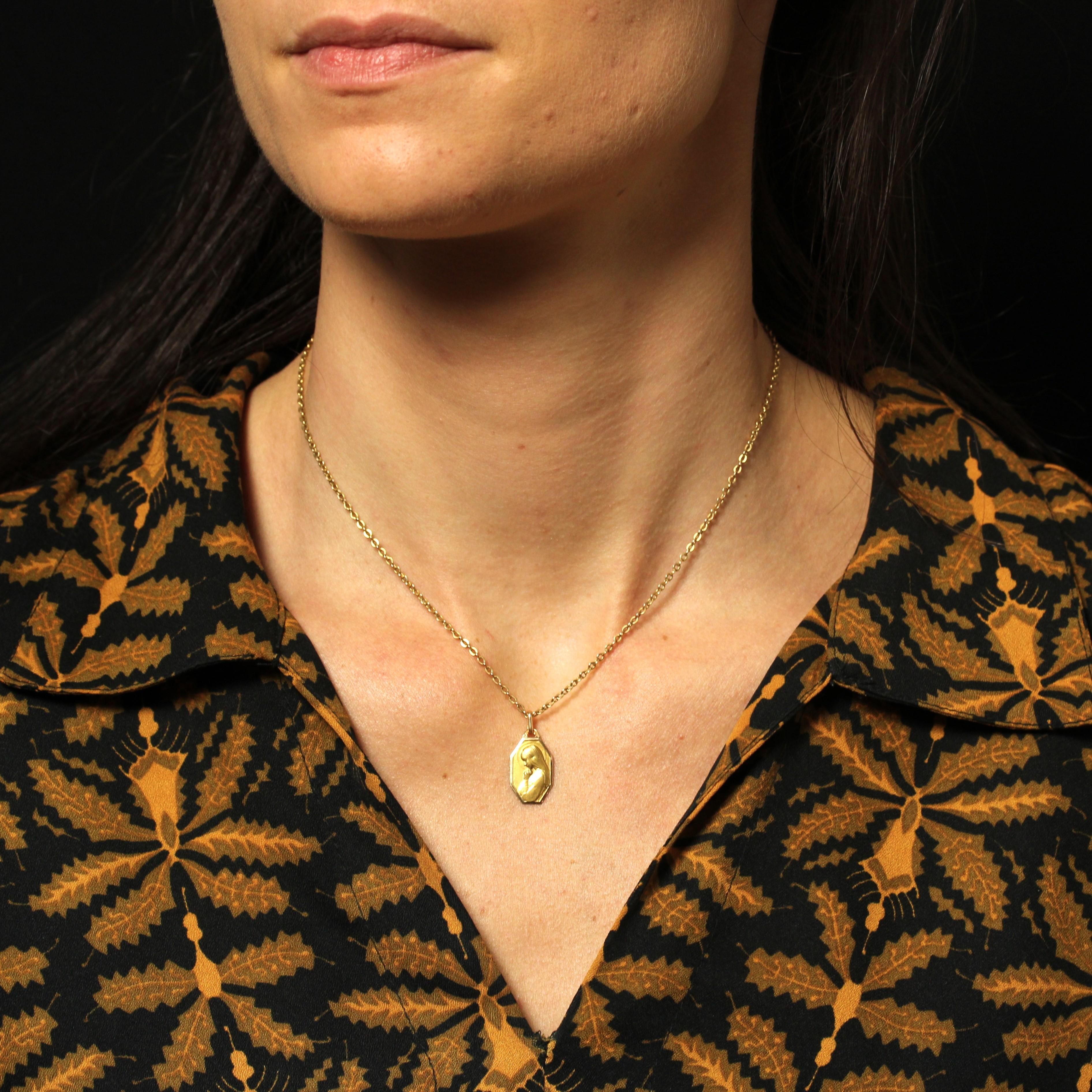 Medal in 18 karat yellow gold, eagle head hallmark.
Octagonal in shape, this yellow gold christening medal depicts the Virgin Mary at prayer.
Pendant sold alone without its chain of presentation.
Height : 2,1 cm approximately, width at the widest :