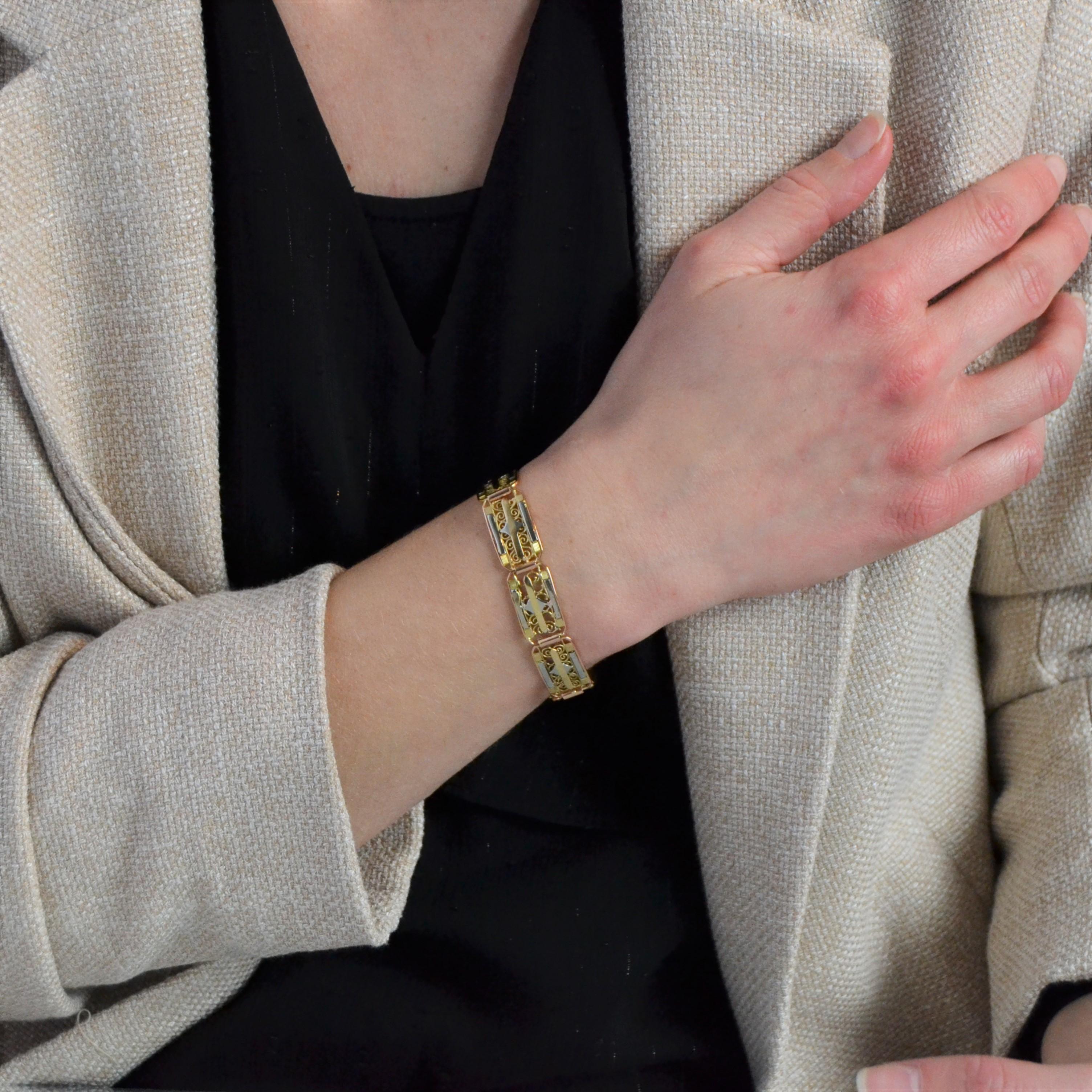 Bracelet in 18 karat rose, white and yellow gold, eagle and rhinoceros heads hallmarks.
Magnificent antique bracelet it is formed of a series of rectangular patterns slightly rounded at the corners, openwork filigree decorations, white gold bars and