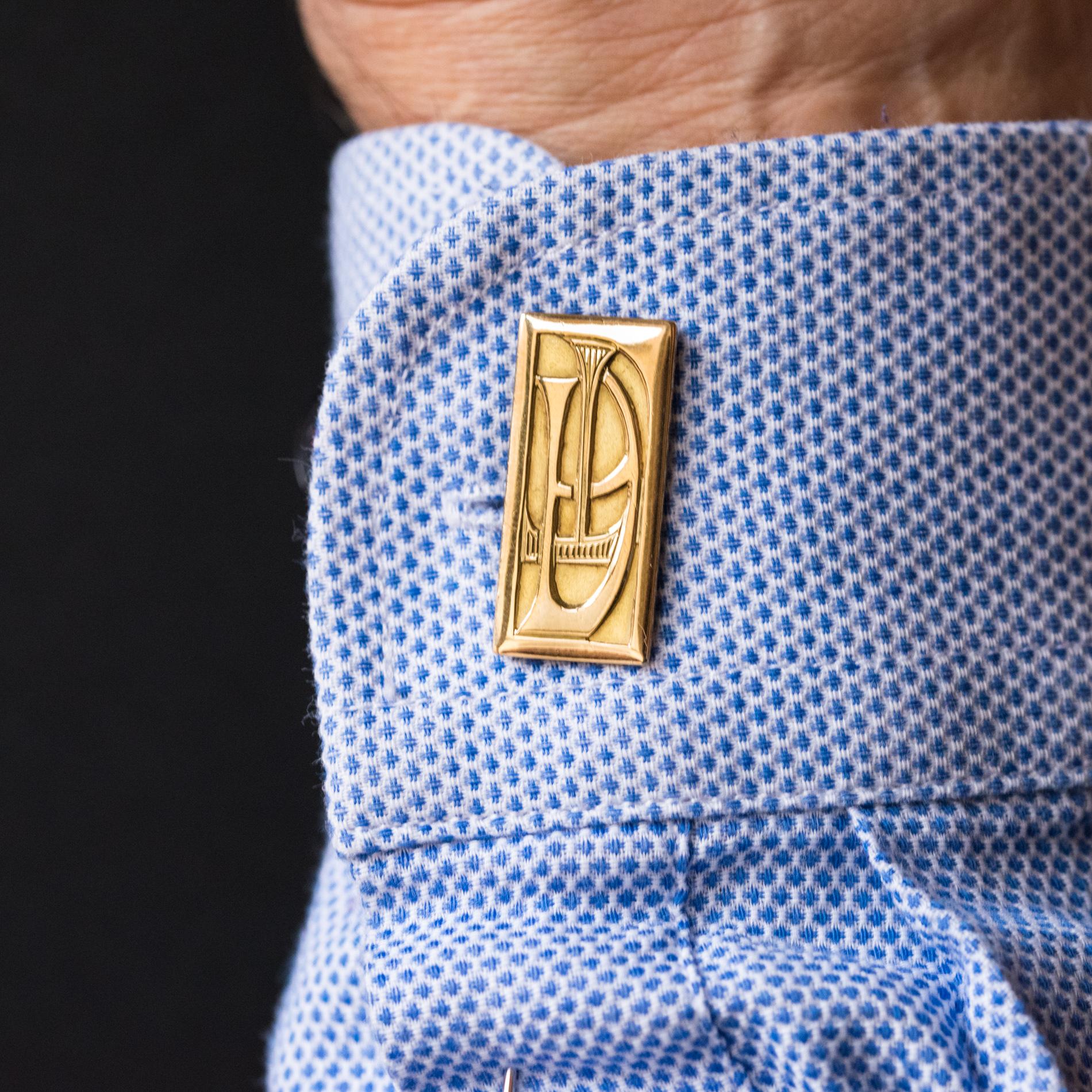 Pair of cufflinks in 18 karat yellow gold, eagle's head hallmark.
Rectangular in shape, each of these antique cufflinks is decorated with applique of the initials AT. The clip is a truncated shuttle connected to the button by a chain.
Height: 25 mm,