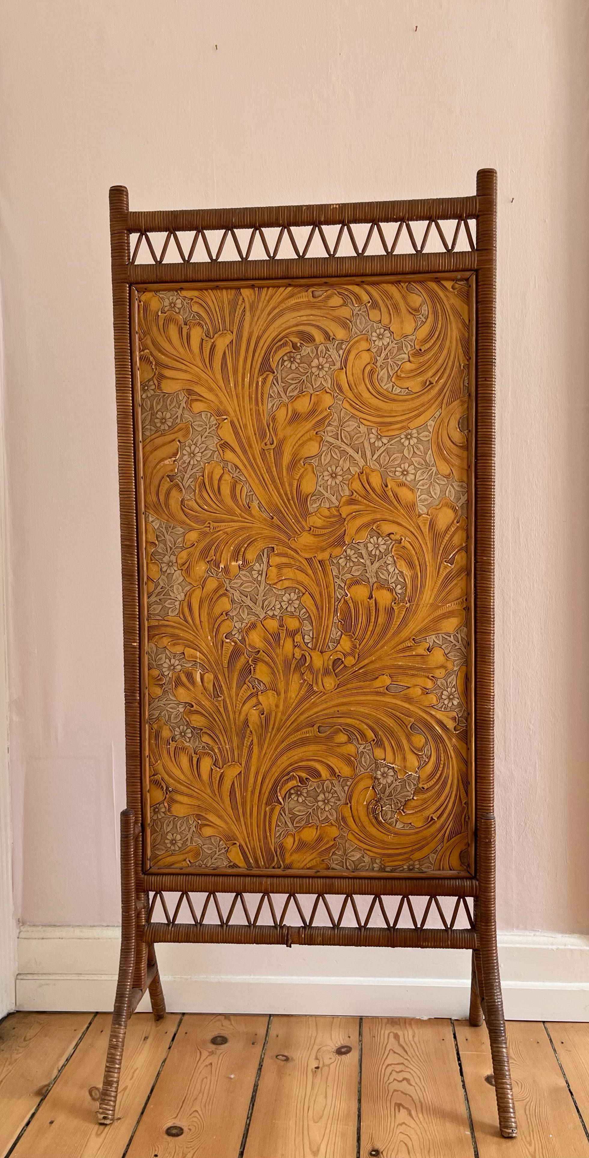 French 1930s/1940s screen in bamboo, rattan and wood.
Decorated in kind of a 3D/reliefic technique on one side and hessian on the other side, the wood frame is wrapped in rattan. This art deco screen or room divider was found in Paris. It has signs