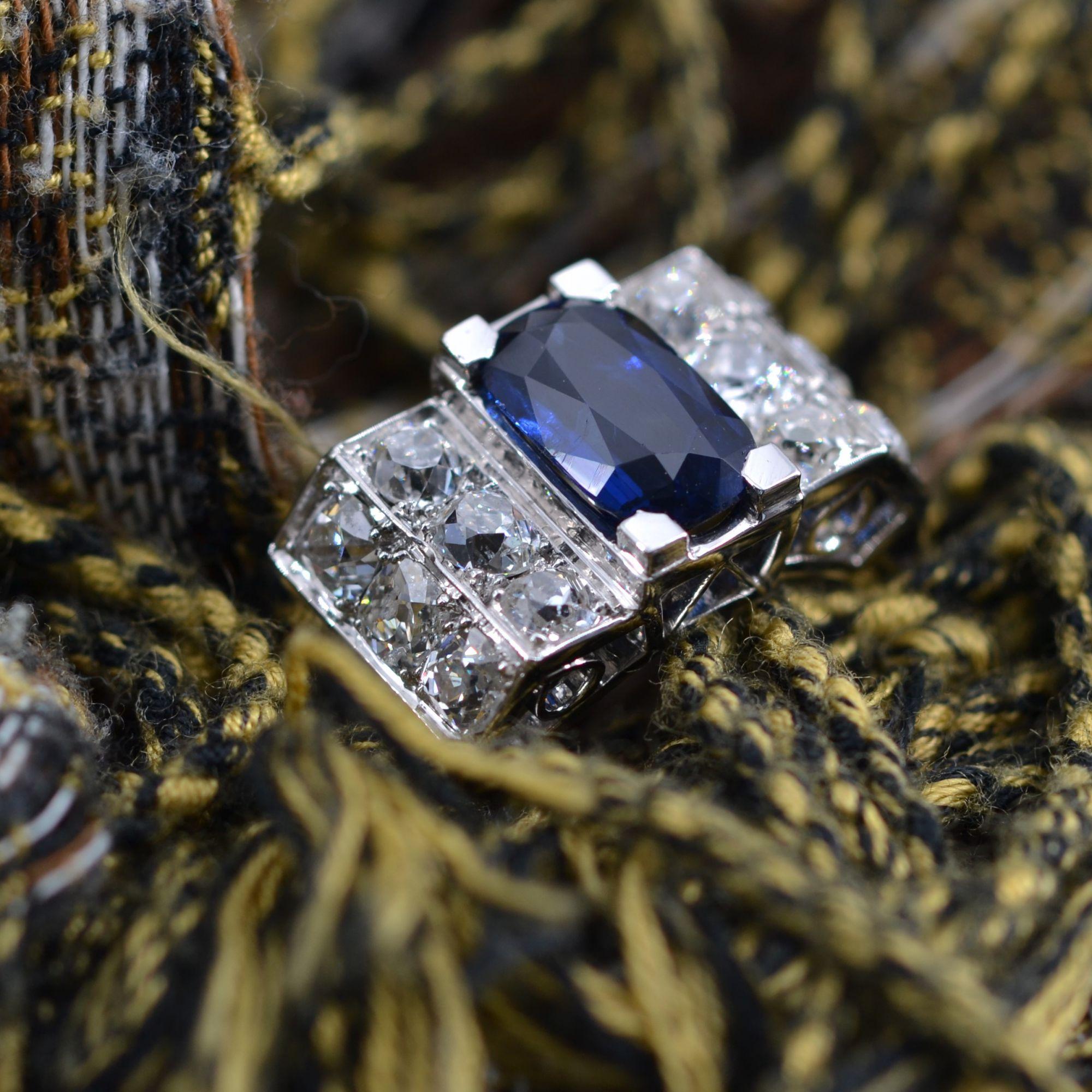French 1930s 2.50 Carats Sapphire Diamonds Platinum Ring For Sale 6
