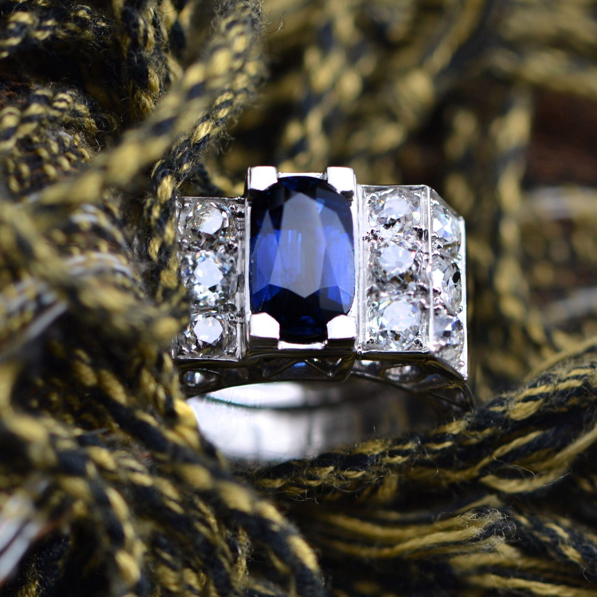 French 1930s 2.50 Carats Sapphire Diamonds Platinum Ring For Sale 8