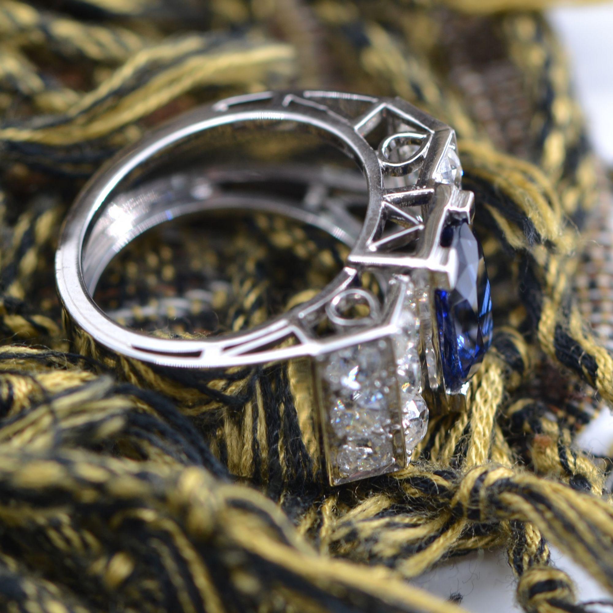 French 1930s 2.50 Carats Sapphire Diamonds Platinum Ring For Sale 9