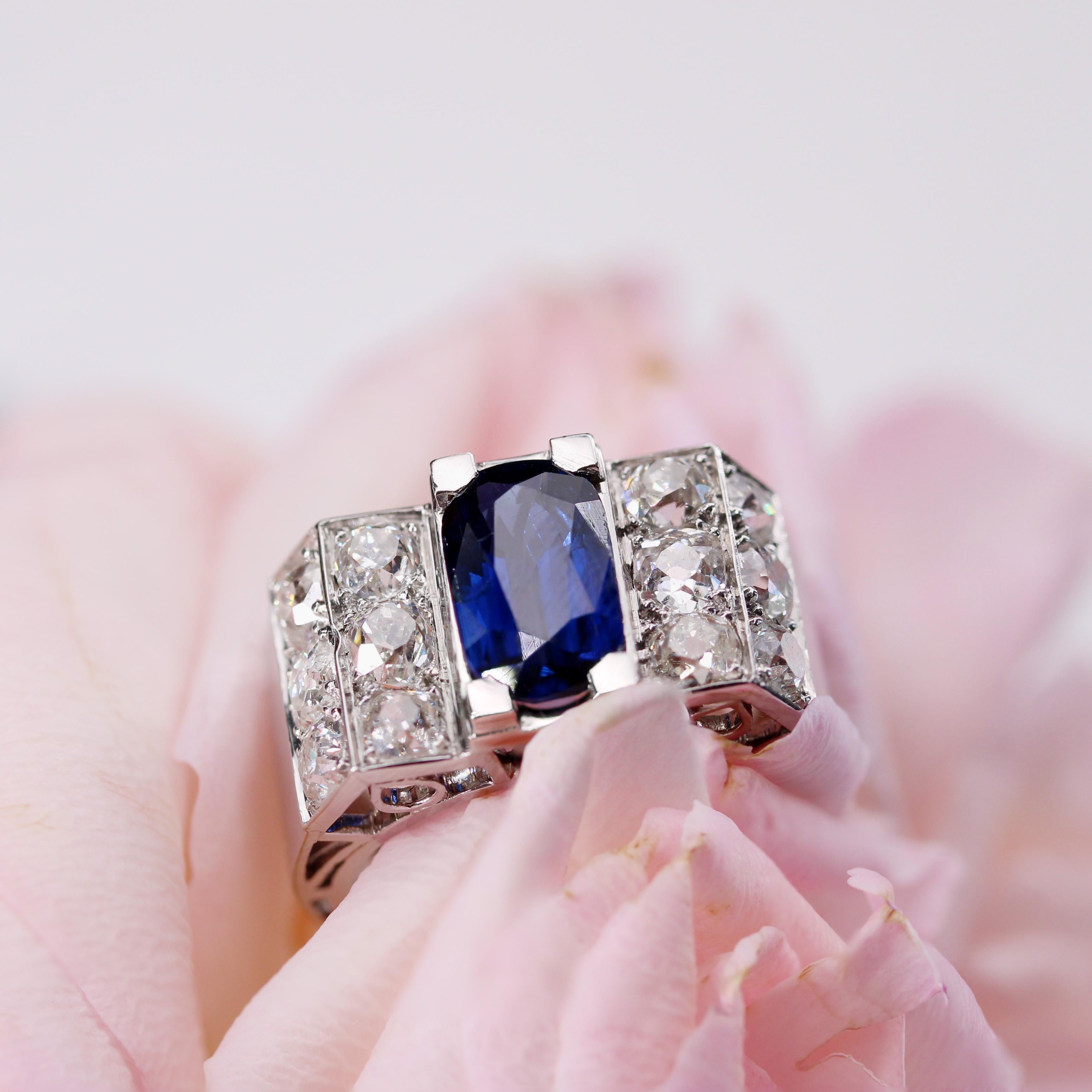 Antique Cushion Cut French 1930s 2.50 Carats Sapphire Diamonds Platinum Ring For Sale
