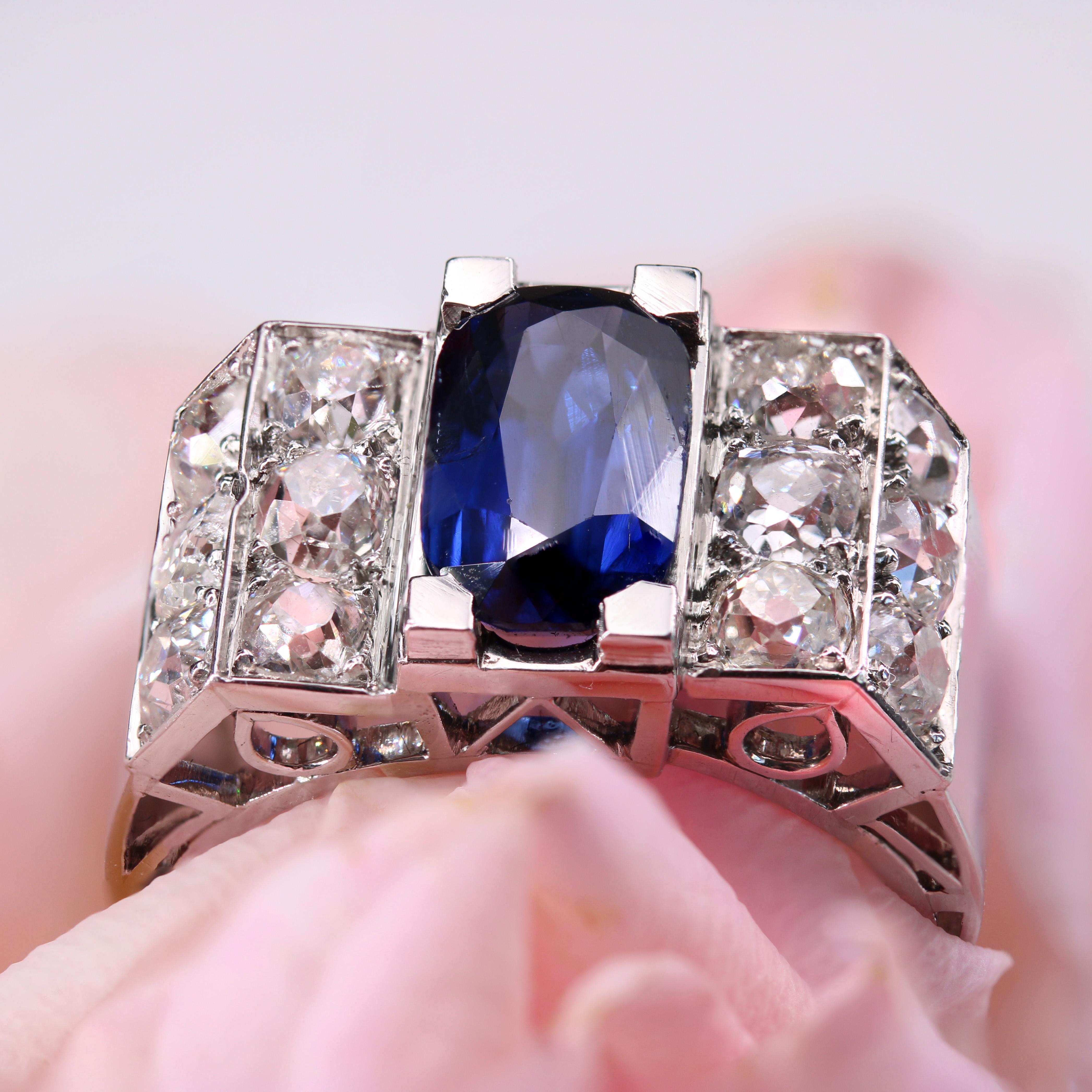 French 1930s 2.50 Carats Sapphire Diamonds Platinum Ring For Sale 3
