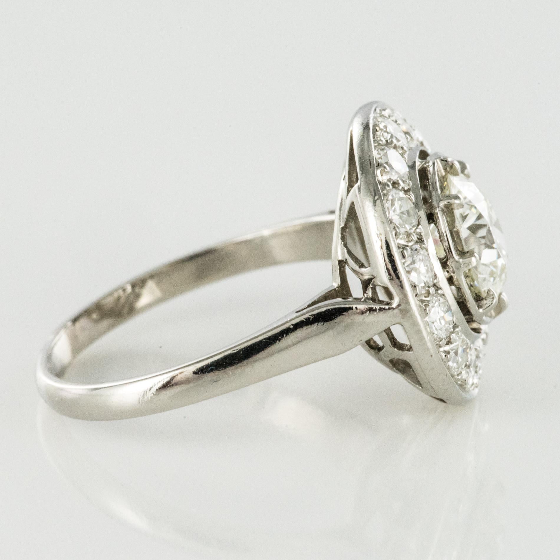 French 1930s Art Deco 1.62 Carat Diamonds Round Platinum Engagement Ring For Sale 2