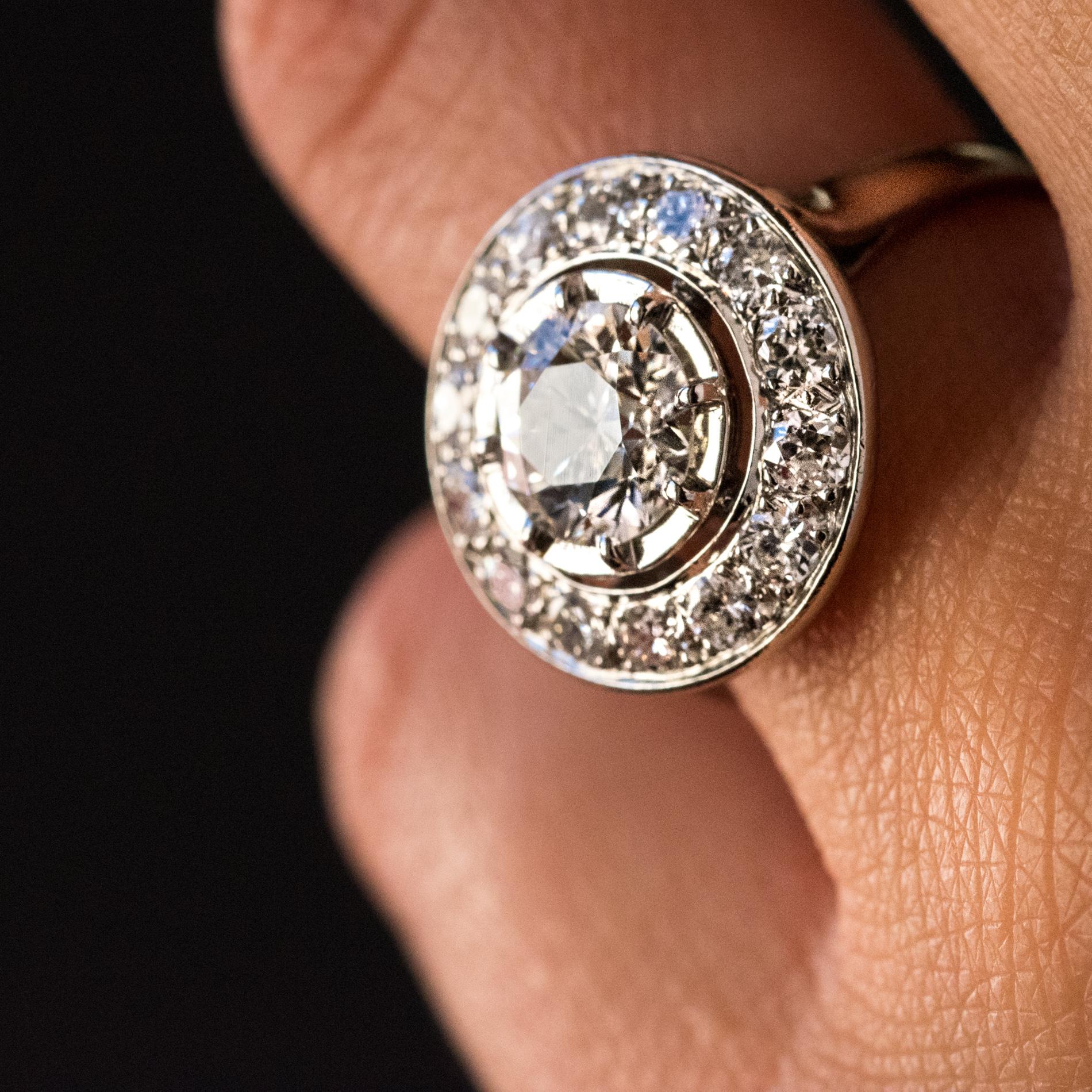French 1930s Art Deco 1.62 Carat Diamonds Round Platinum Engagement Ring For Sale 1