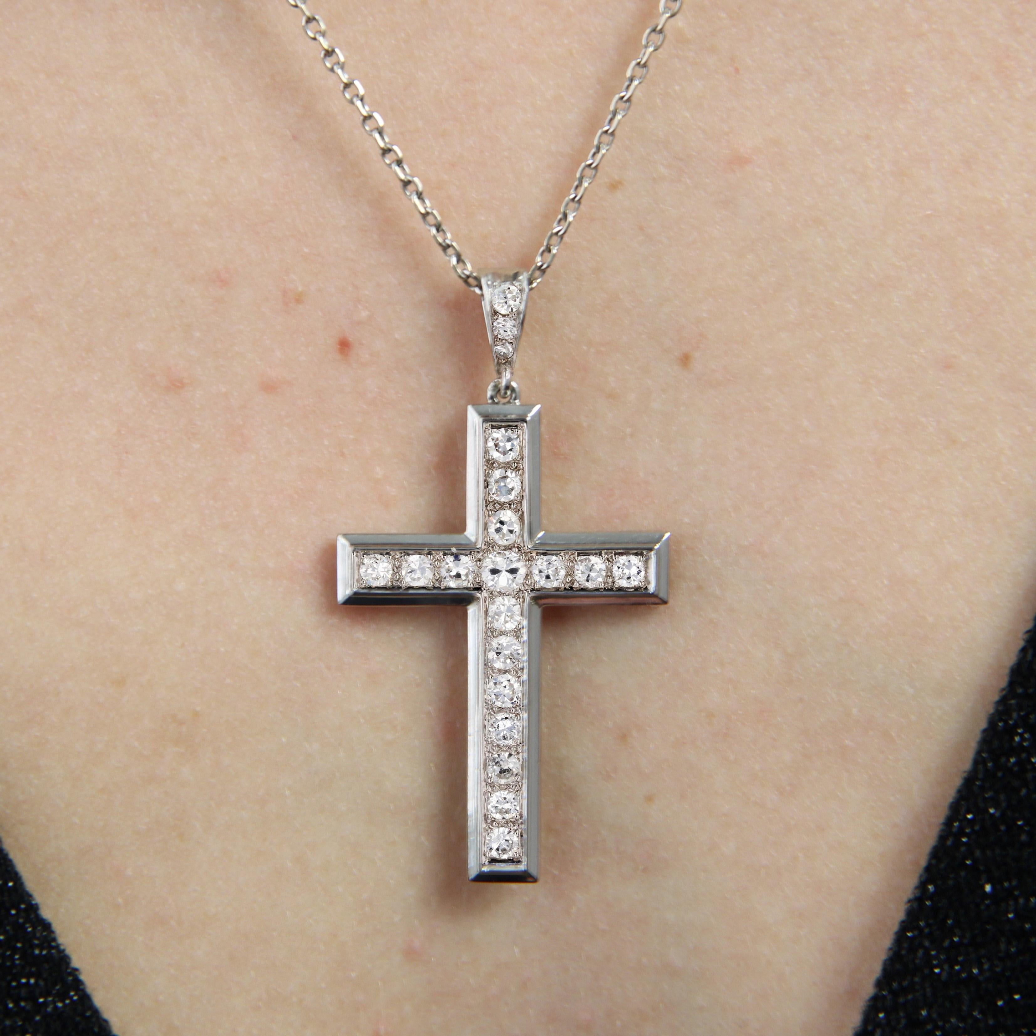 Pendentif croix en platine Art déco français des années 1930 avec diamants de 1,70 carat en vente 3