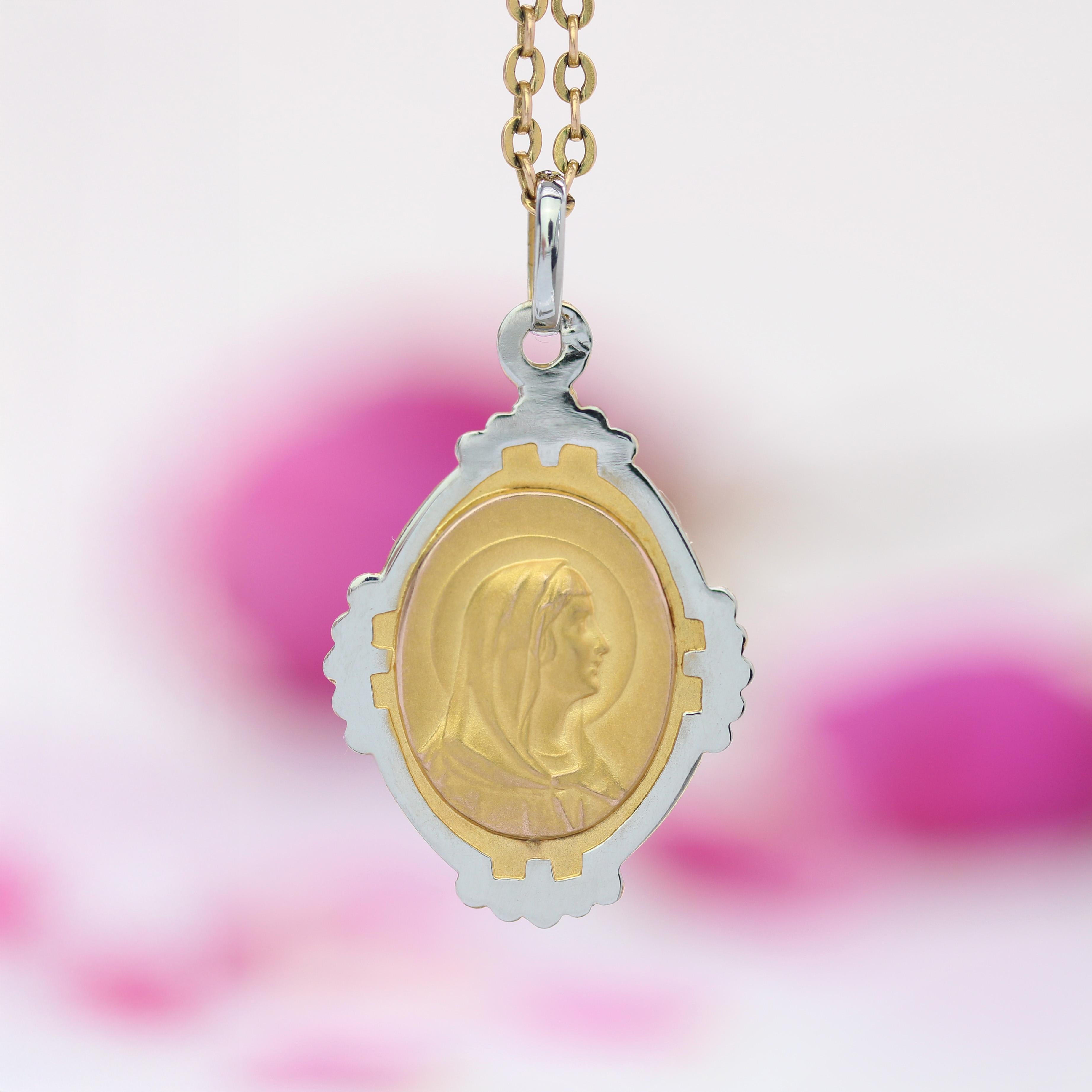 Pendentif Médaille de la Vierge en or jaune blanc 18 carats Art déco français des années 1930 Bon état - En vente à Poitiers, FR
