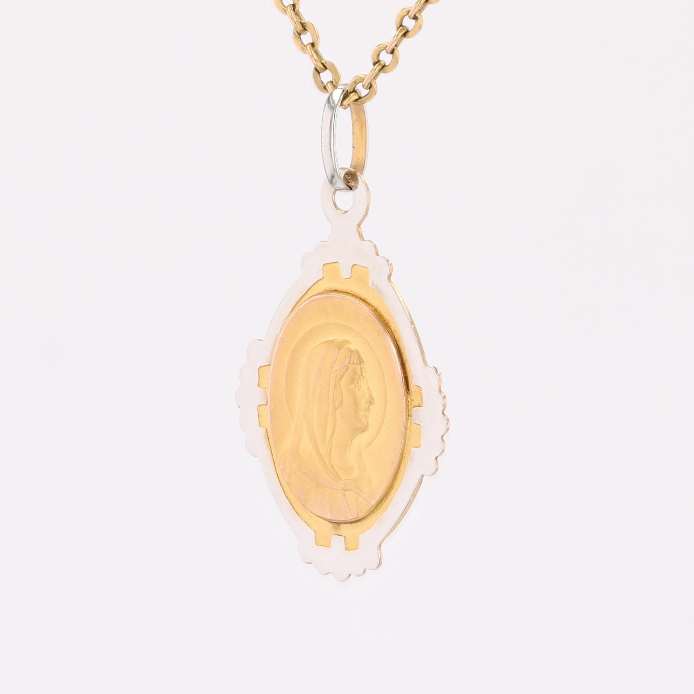 Pendentif Médaille de la Vierge en or jaune blanc 18 carats Art déco français des années 1930 Pour femmes en vente