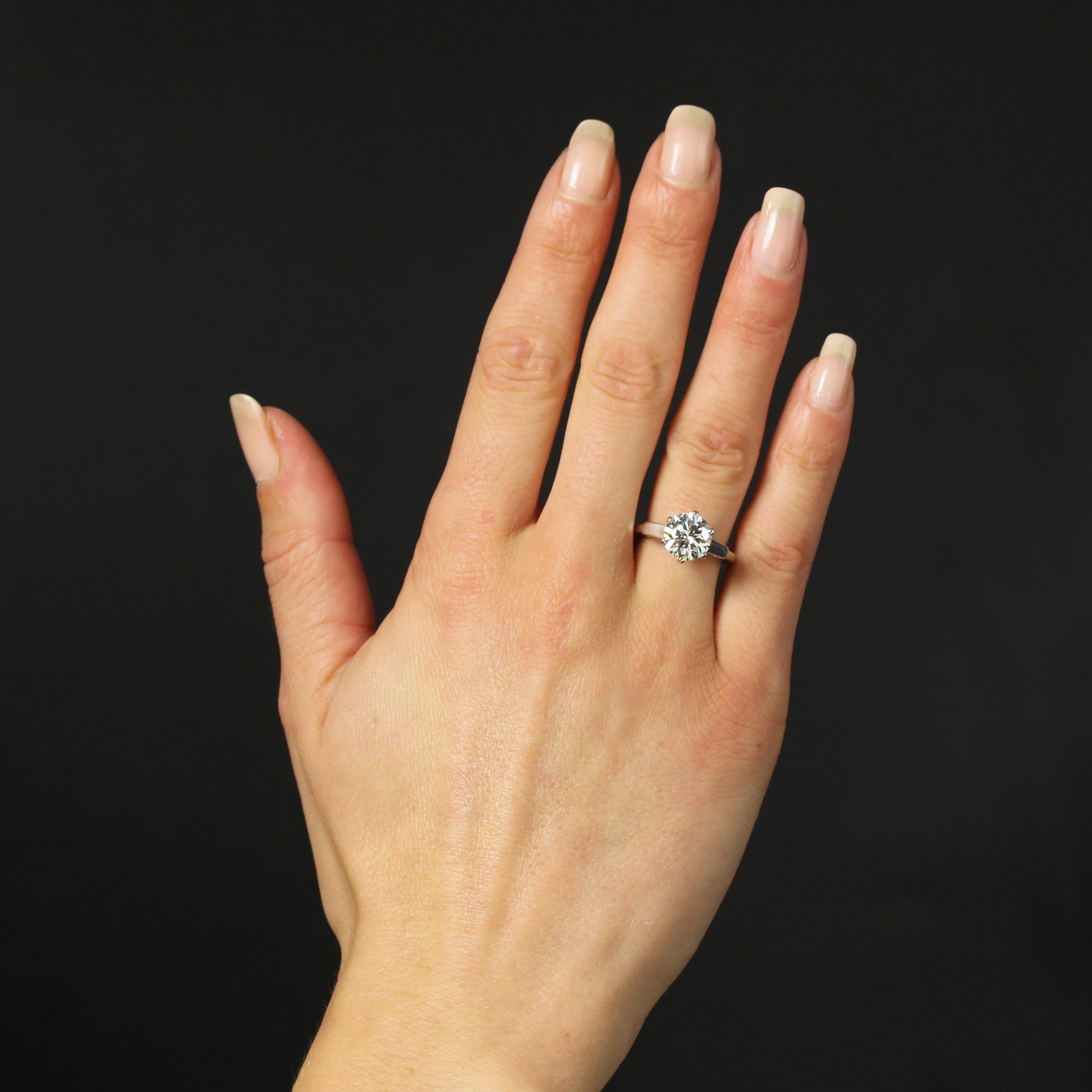Ring aus 18 Karat Weißgold, Adlerkopfpunze.
Ein entzückender antiker Ring im Art-Déco-Stil, dessen Oberteil mit einem Diamanten im Brillant-Zwischenschliff geschmückt ist, der von sechs Krallen gehalten wird. Auf beiden Seiten markieren