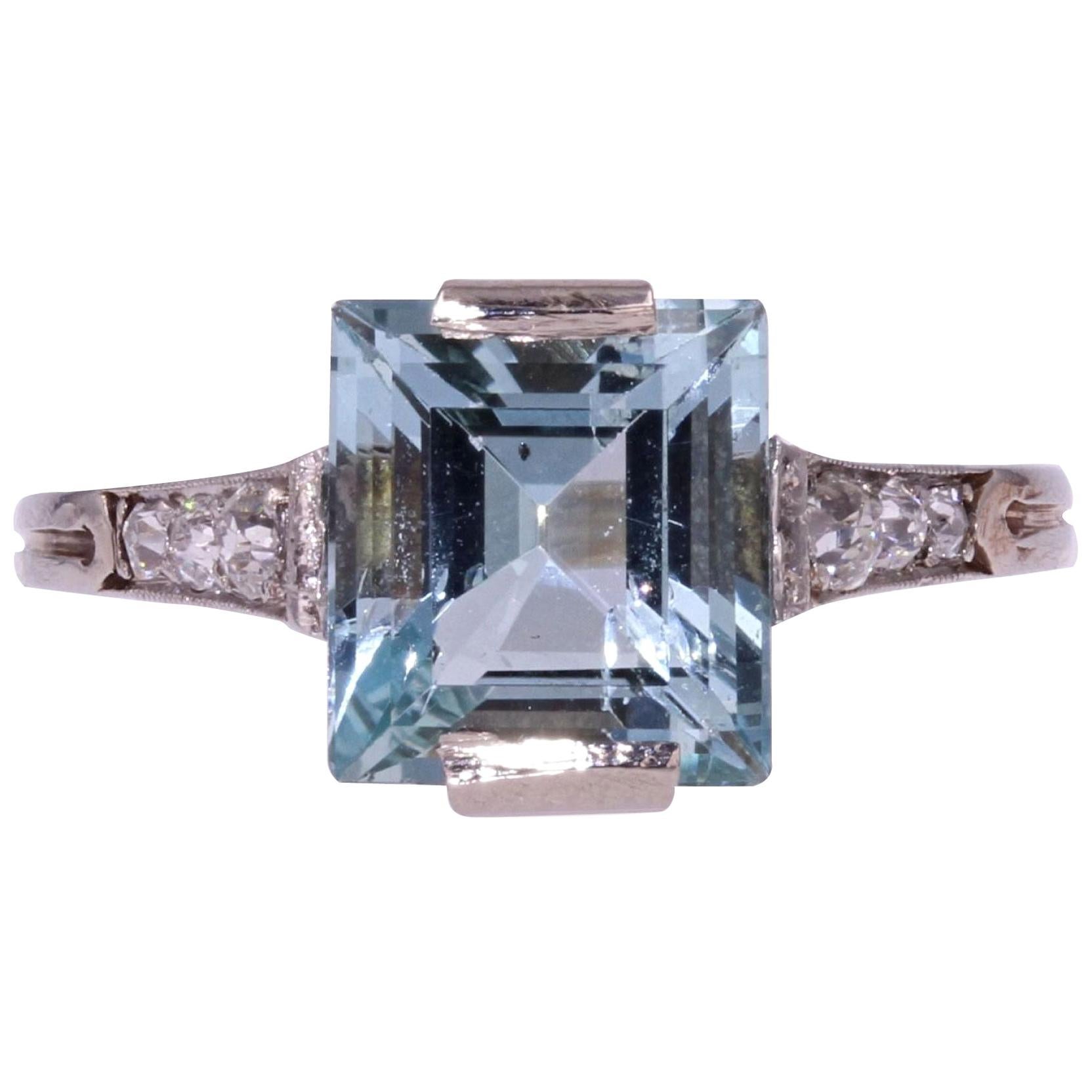 French 1930s Art Deco Aquamarine Diamonds 18 Karat White Gold Ring