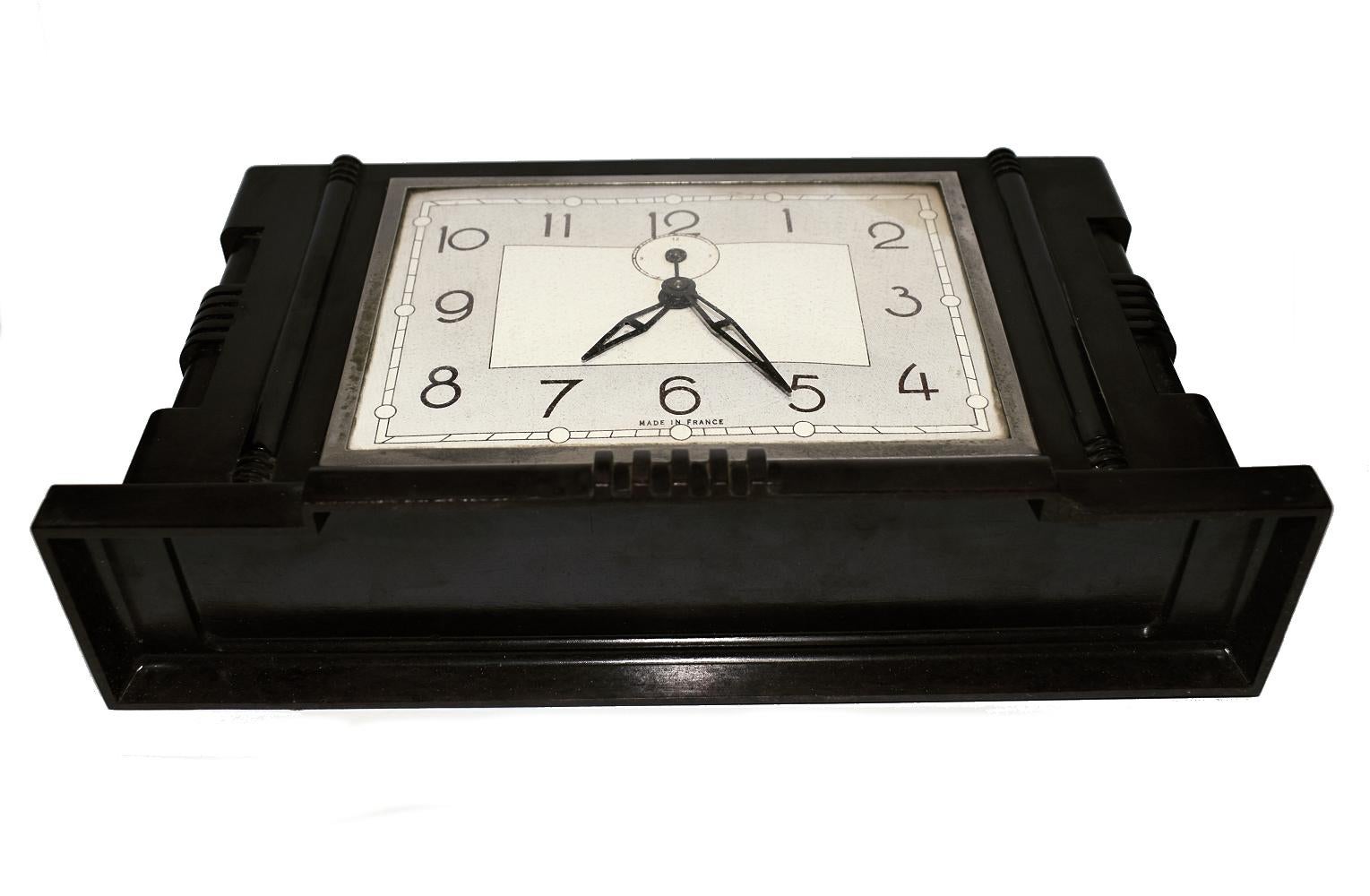 French 1930s Art Deco Bakelite Clock In Good Condition In Devon, England